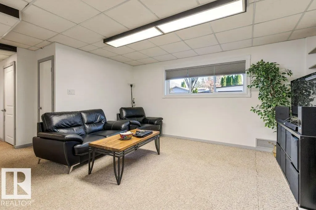 4 FLEETWOOD Crescent