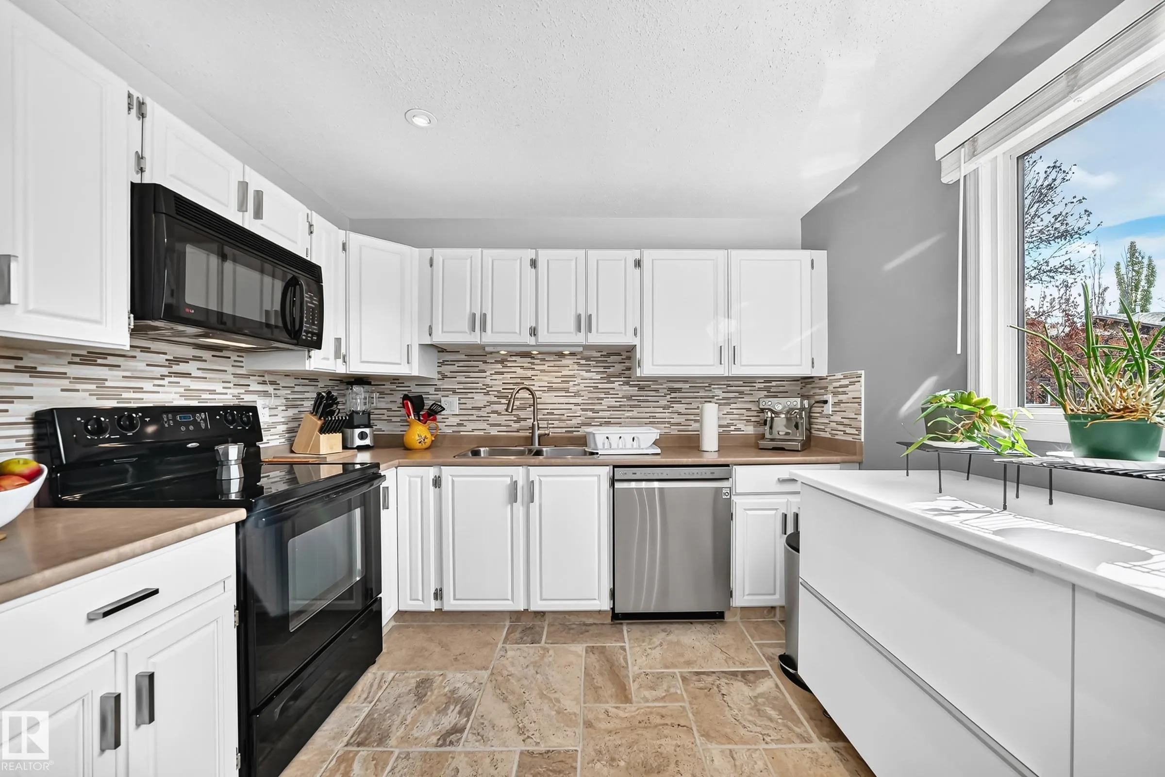 53 GLAEWYN Estates