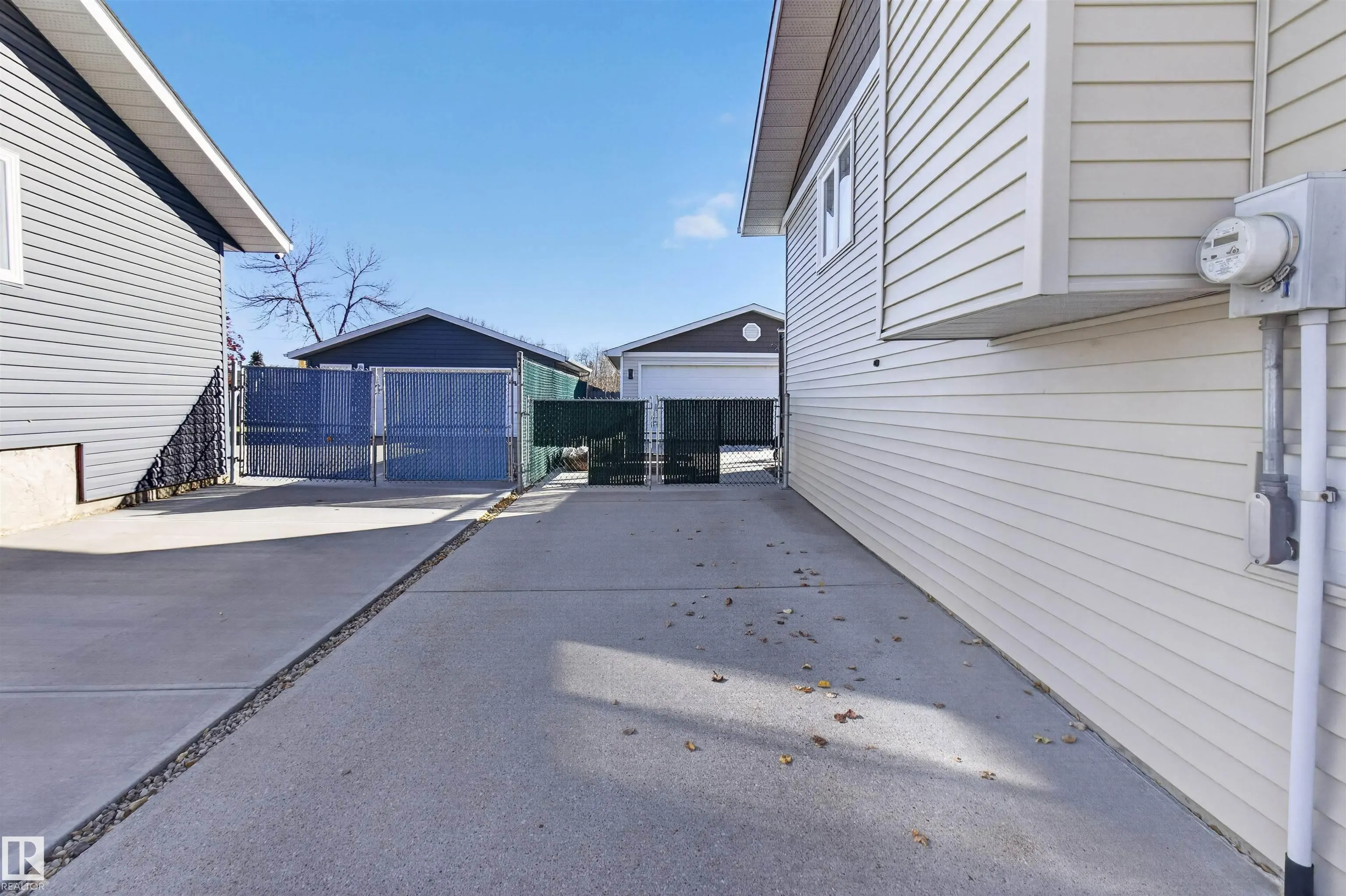 1127 68 St