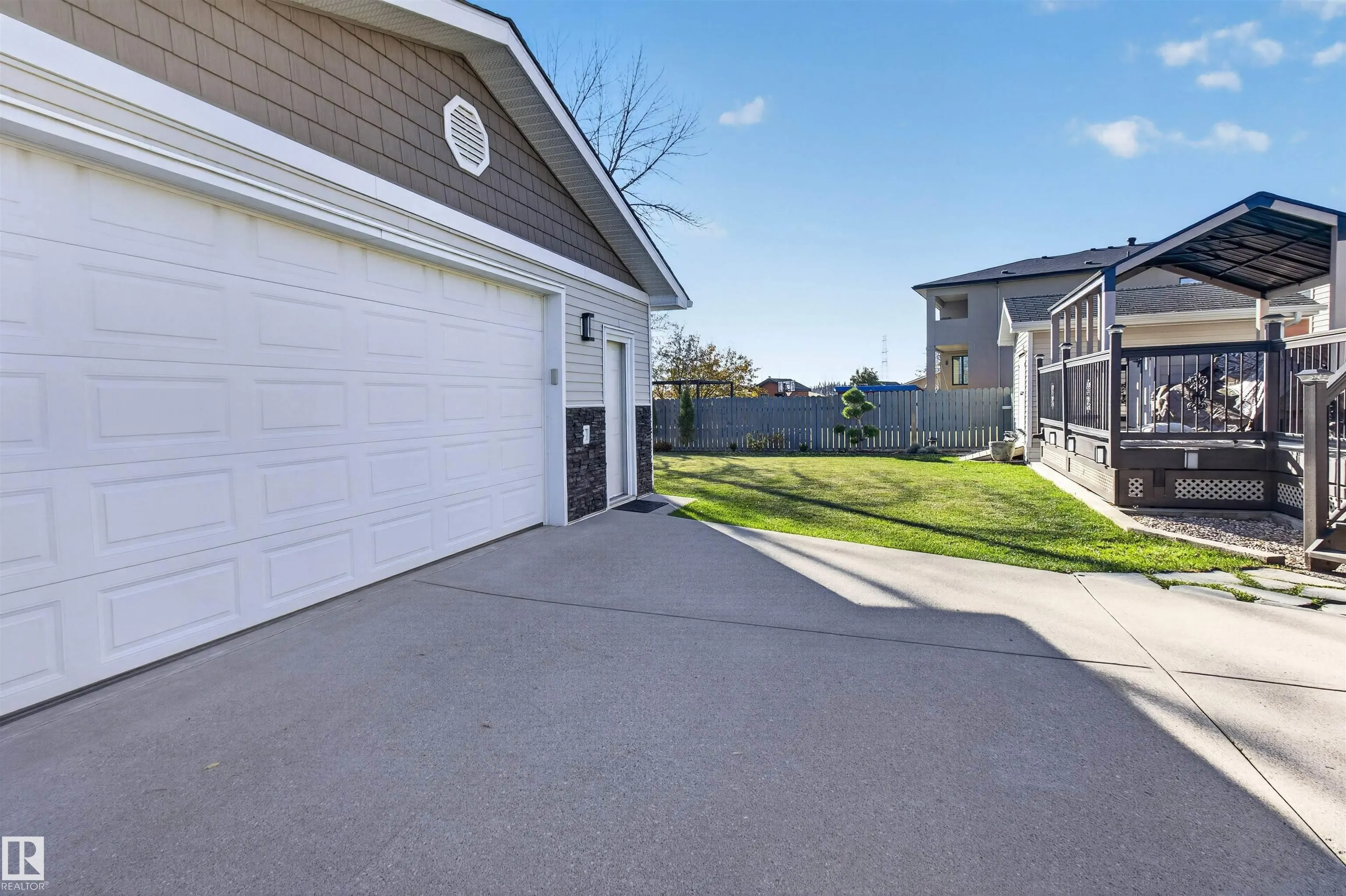 1127 68 St