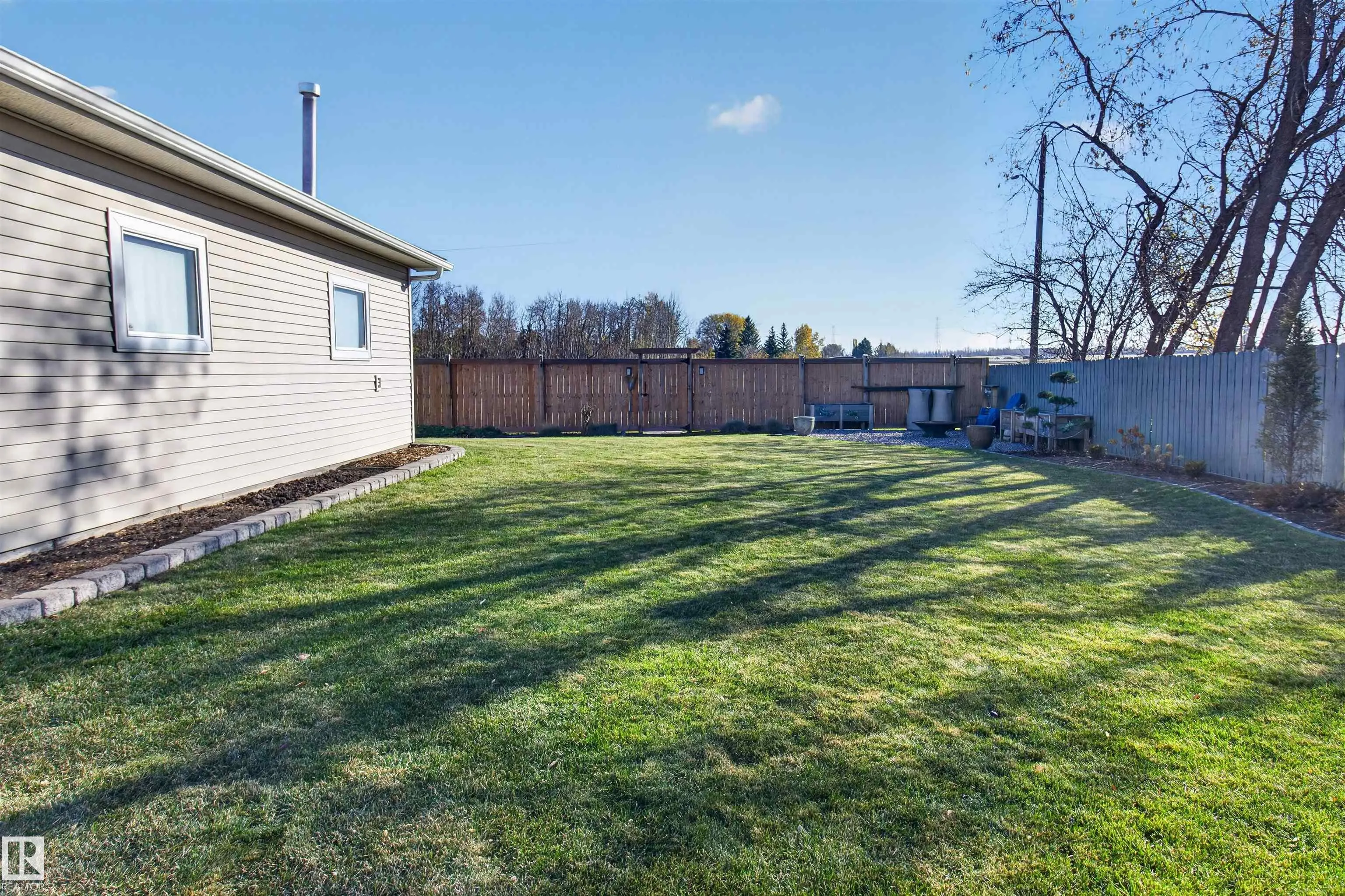 1127 68 St