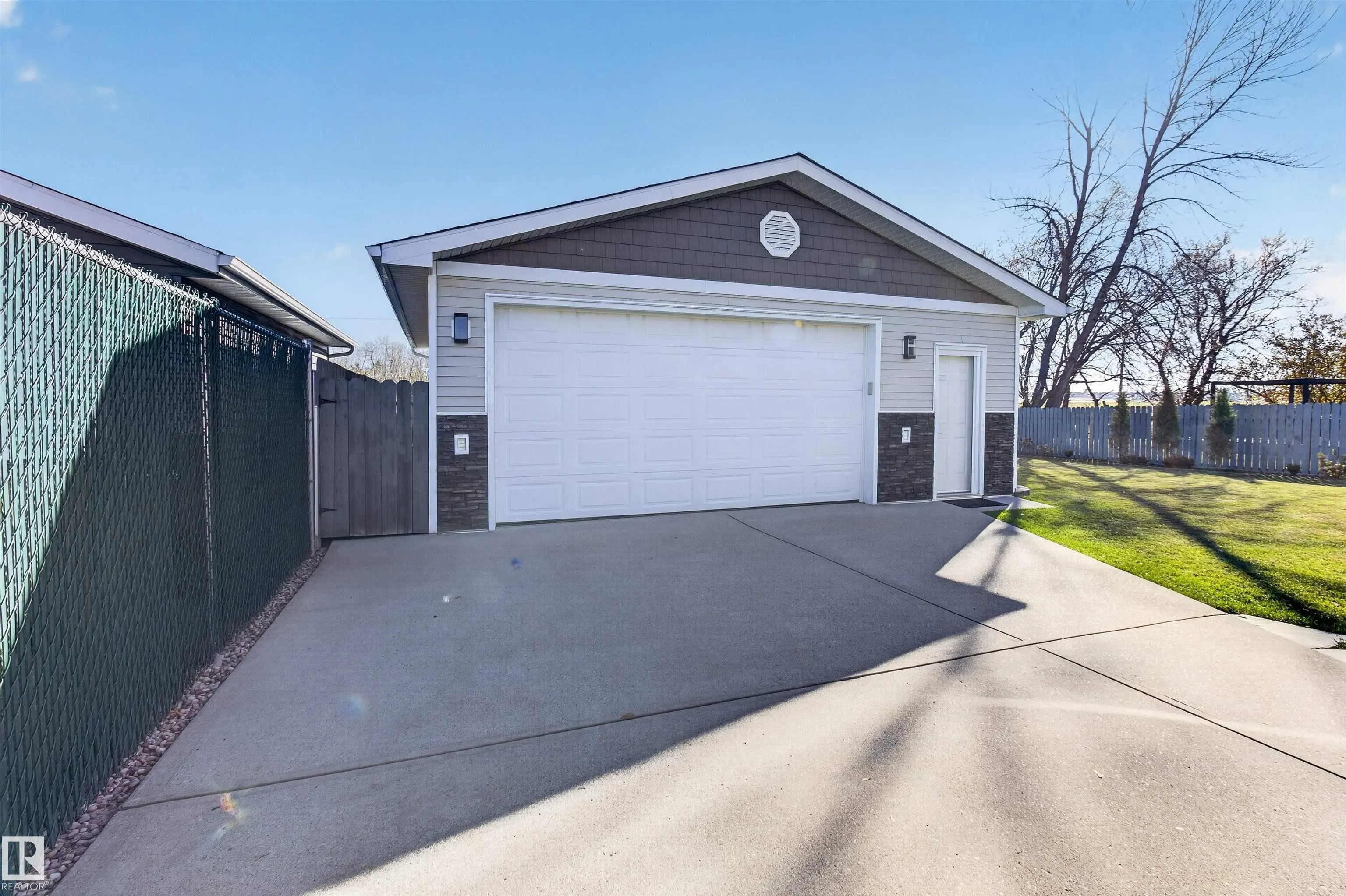 1127 68 St