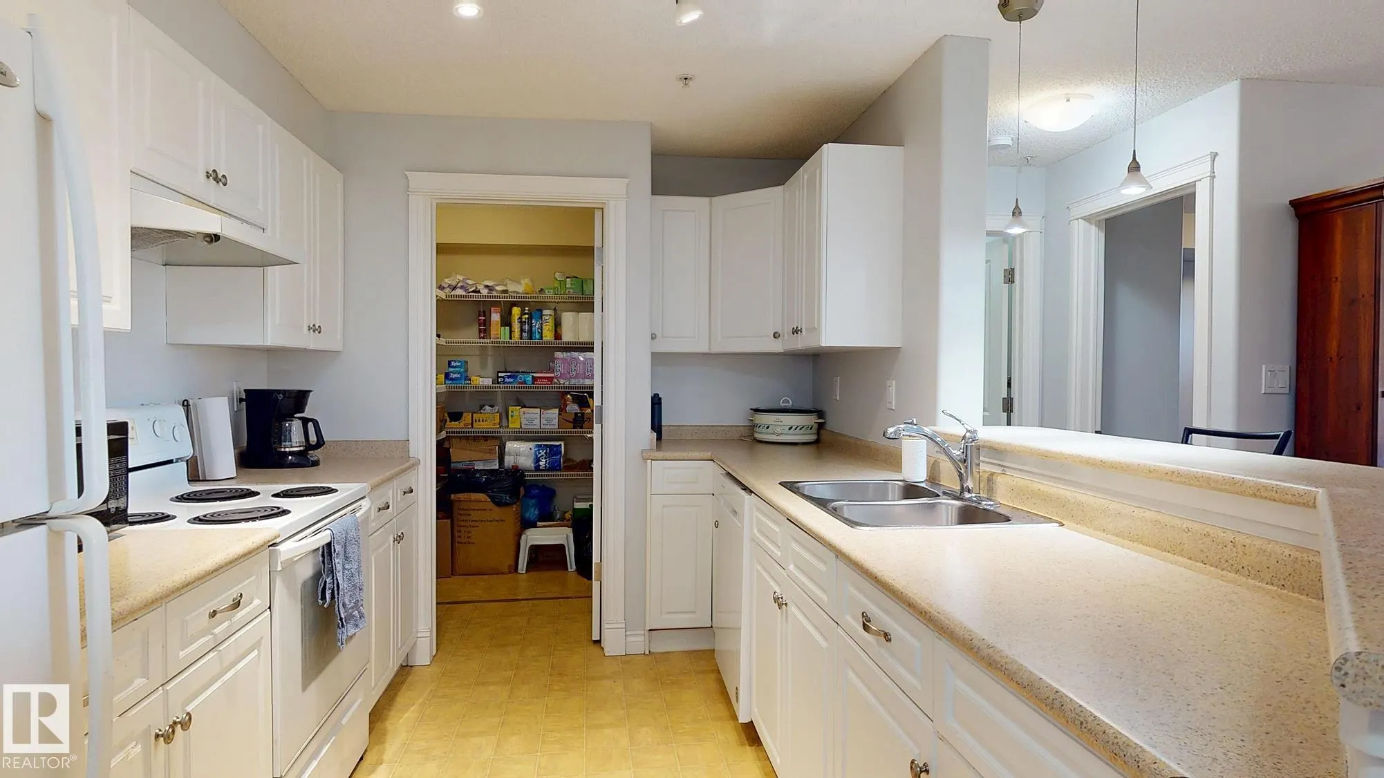 6 SPRUCE RIDGE Drive