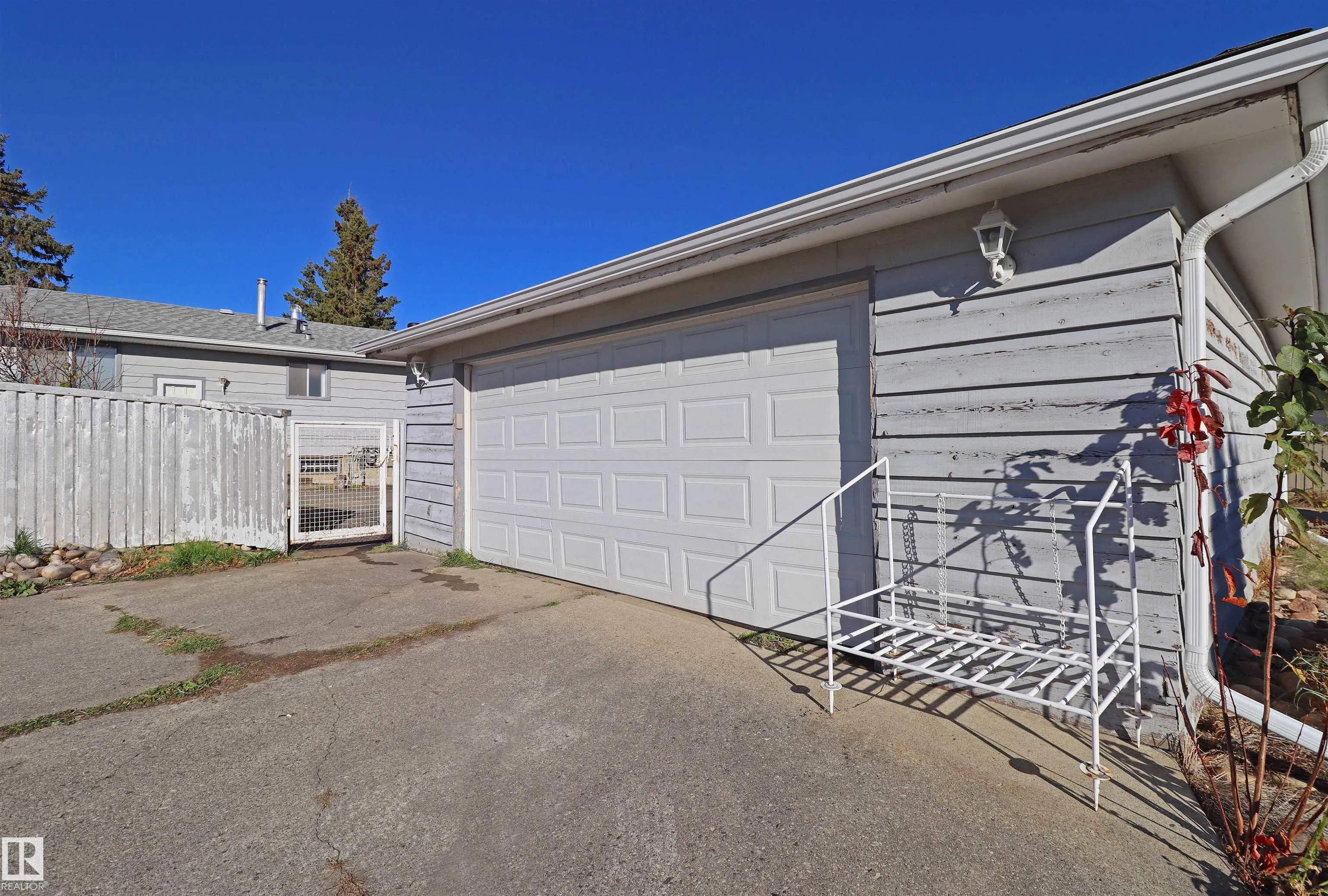 9527 151 Avenue