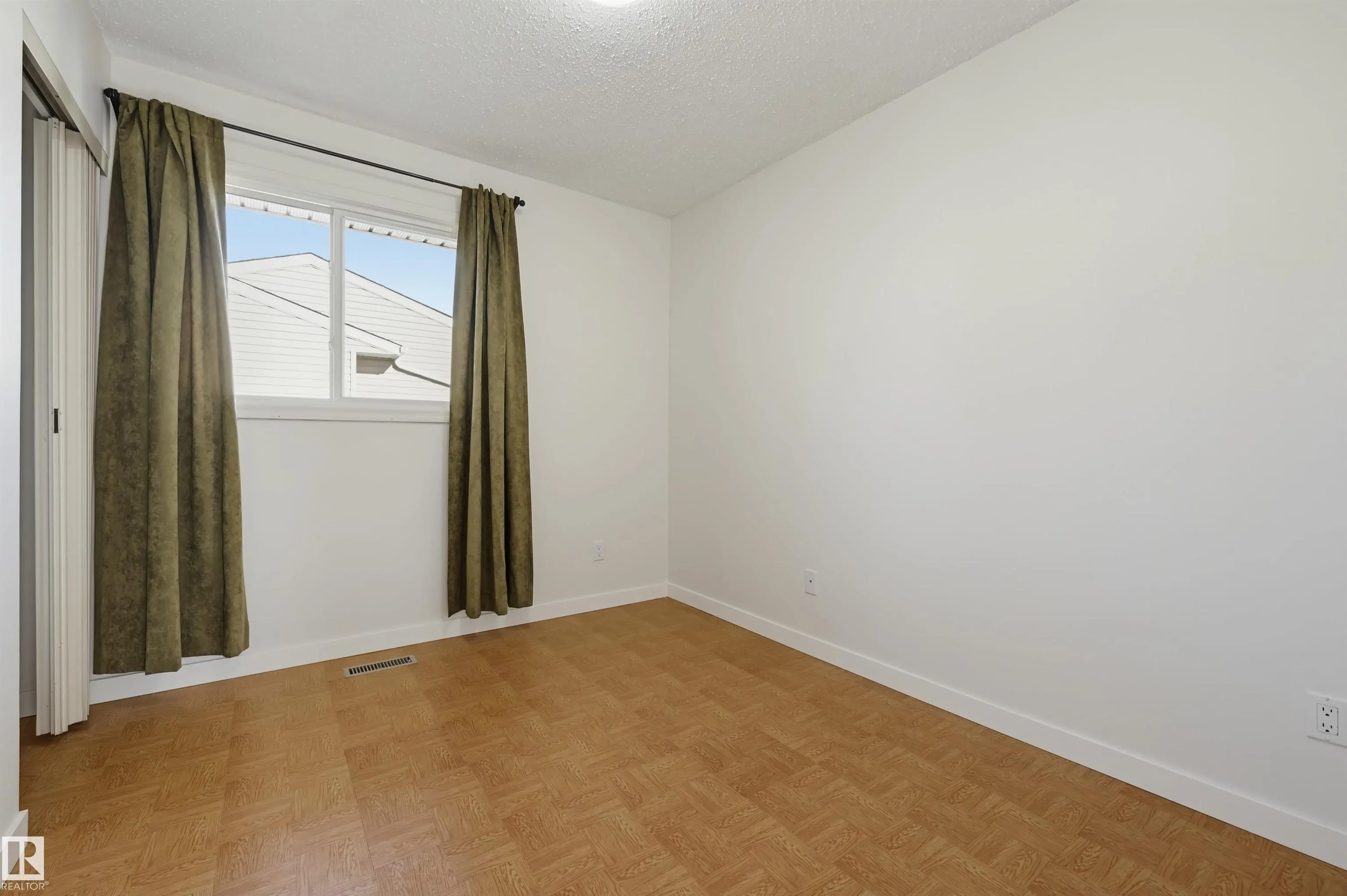 15107 54 Street