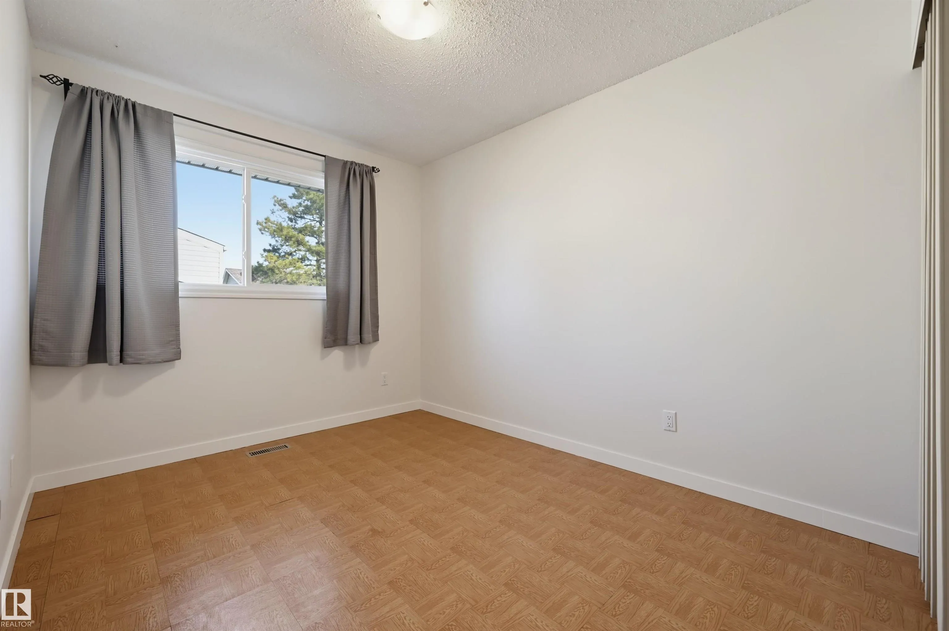 15107 54 Street