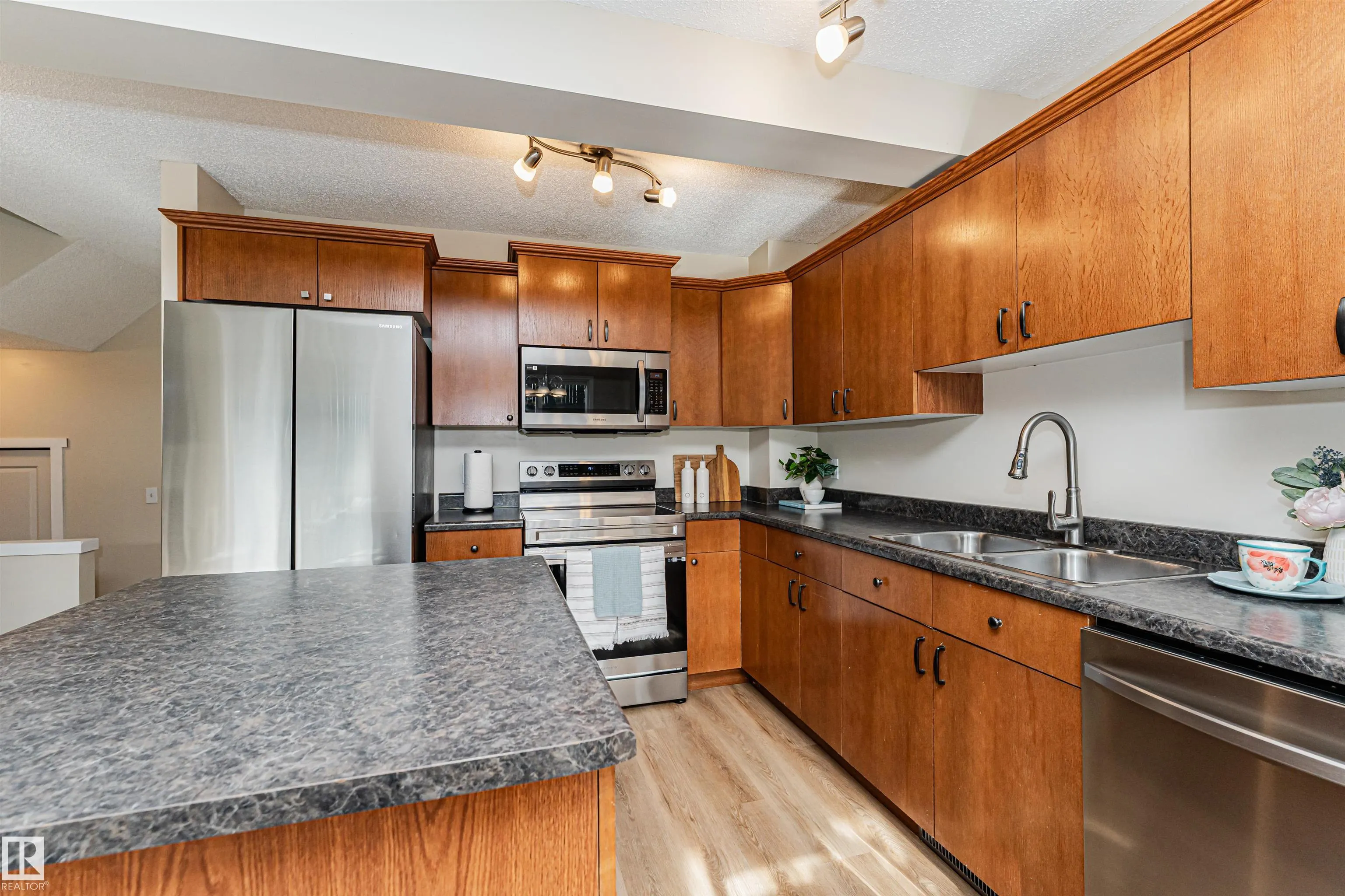 51 VAUGHN Avenue