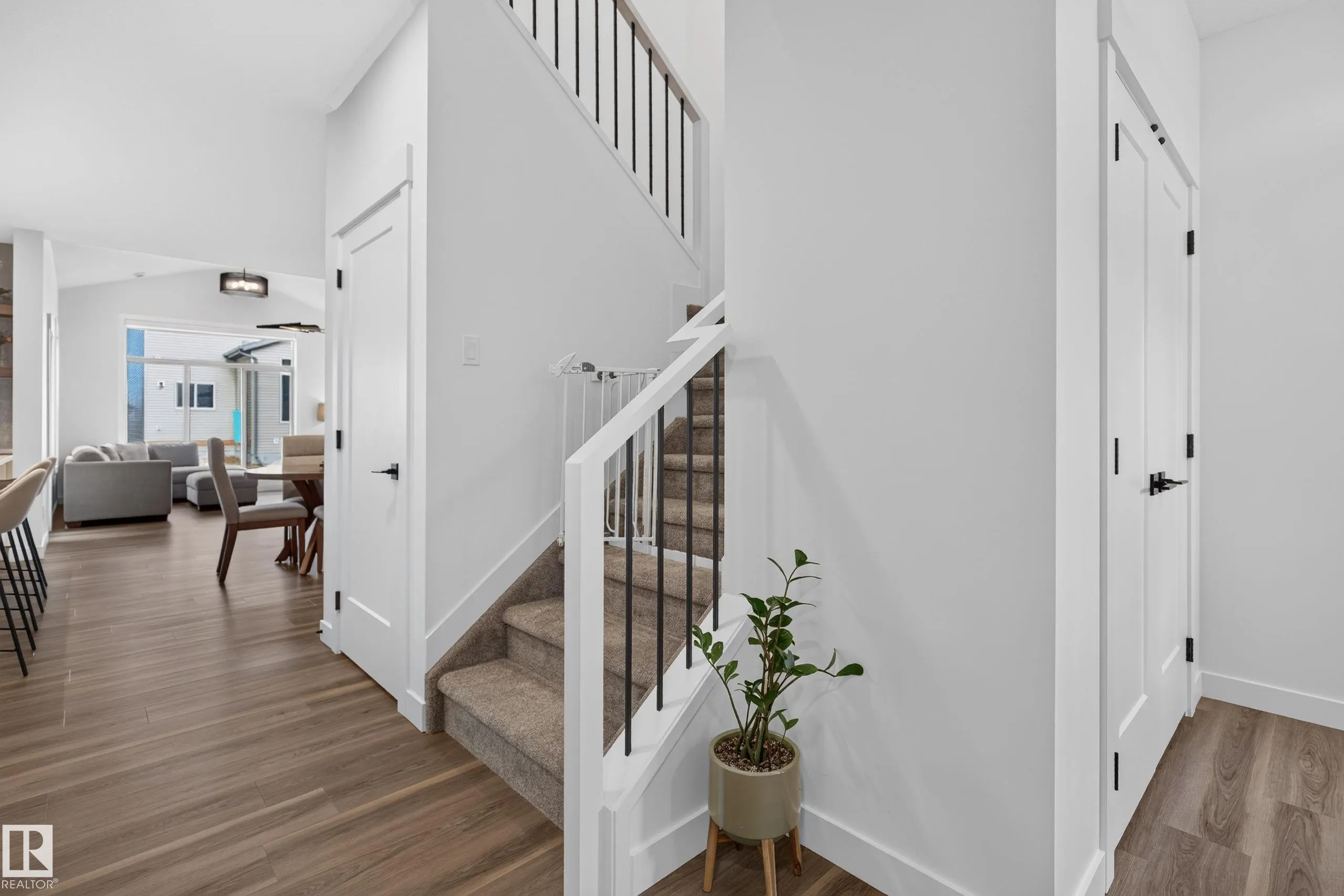66 GLADSTONE Bend