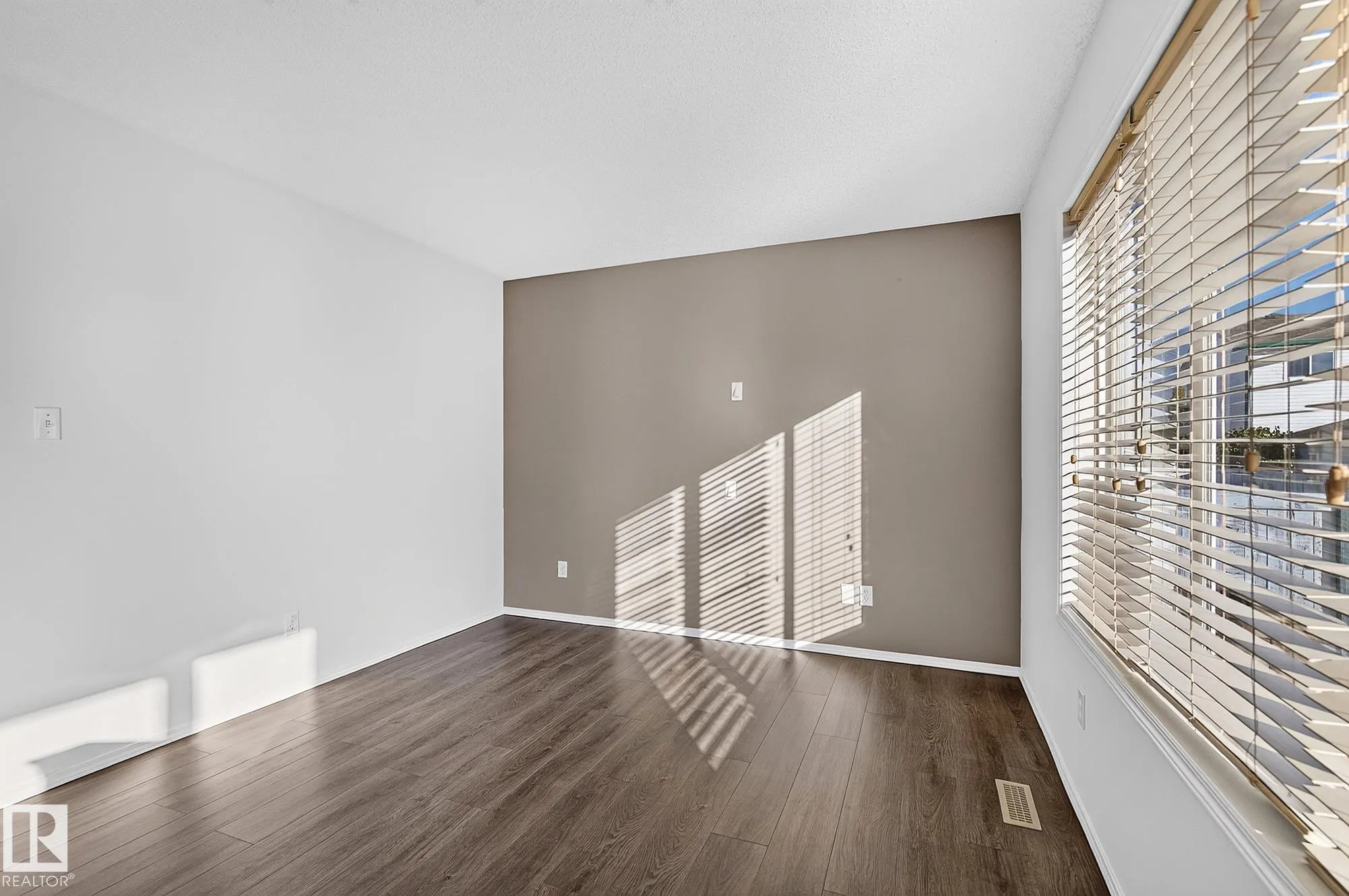 2 HEATHERGLEN Drive