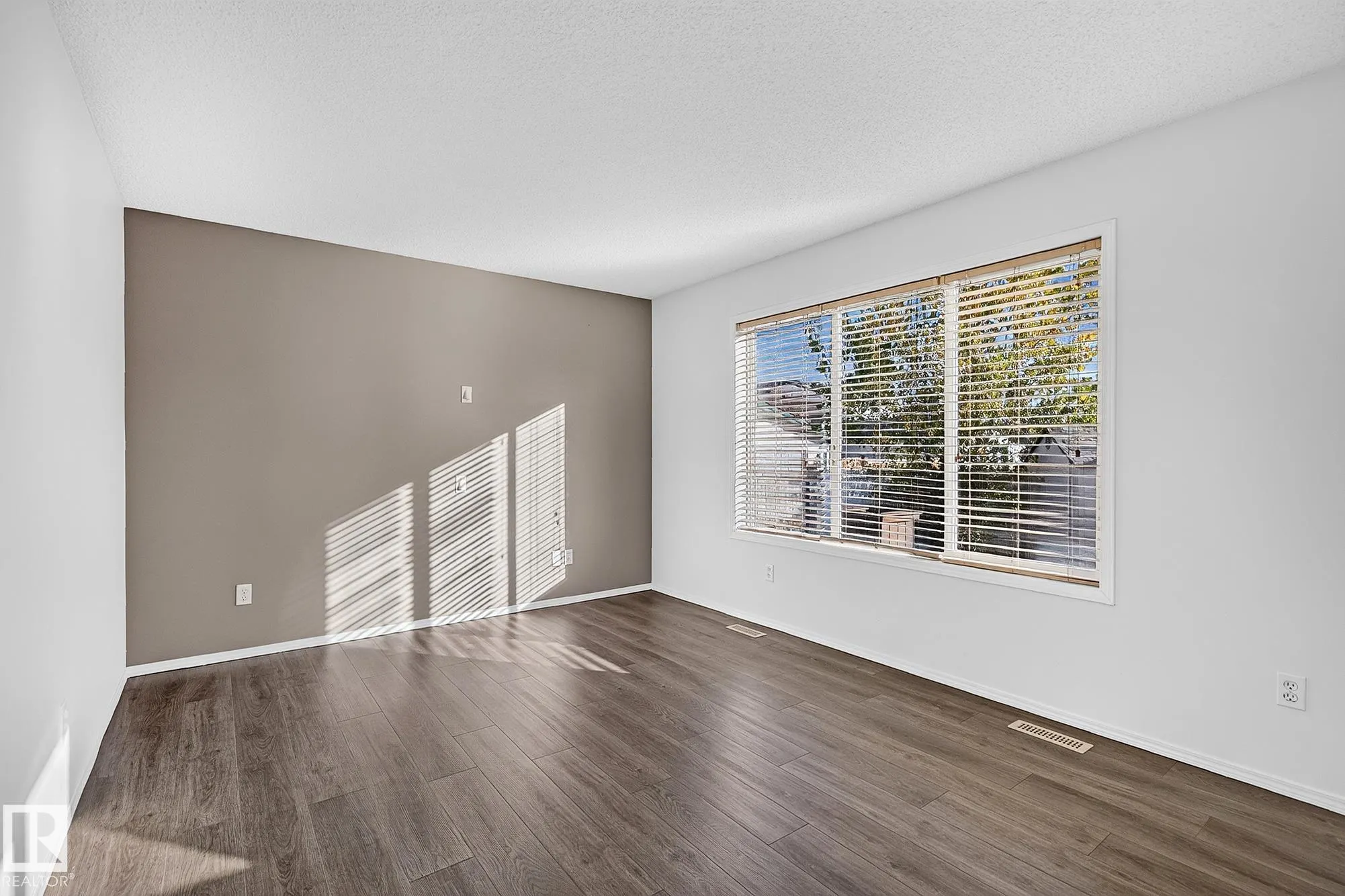 2 HEATHERGLEN Drive
