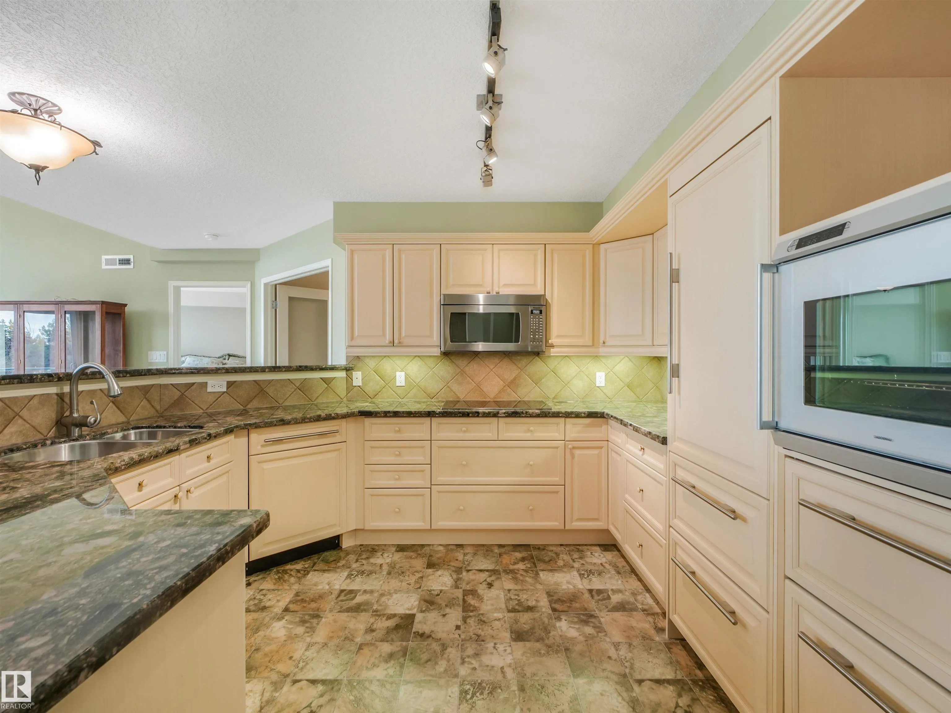 102A Bridgeport Crossing
