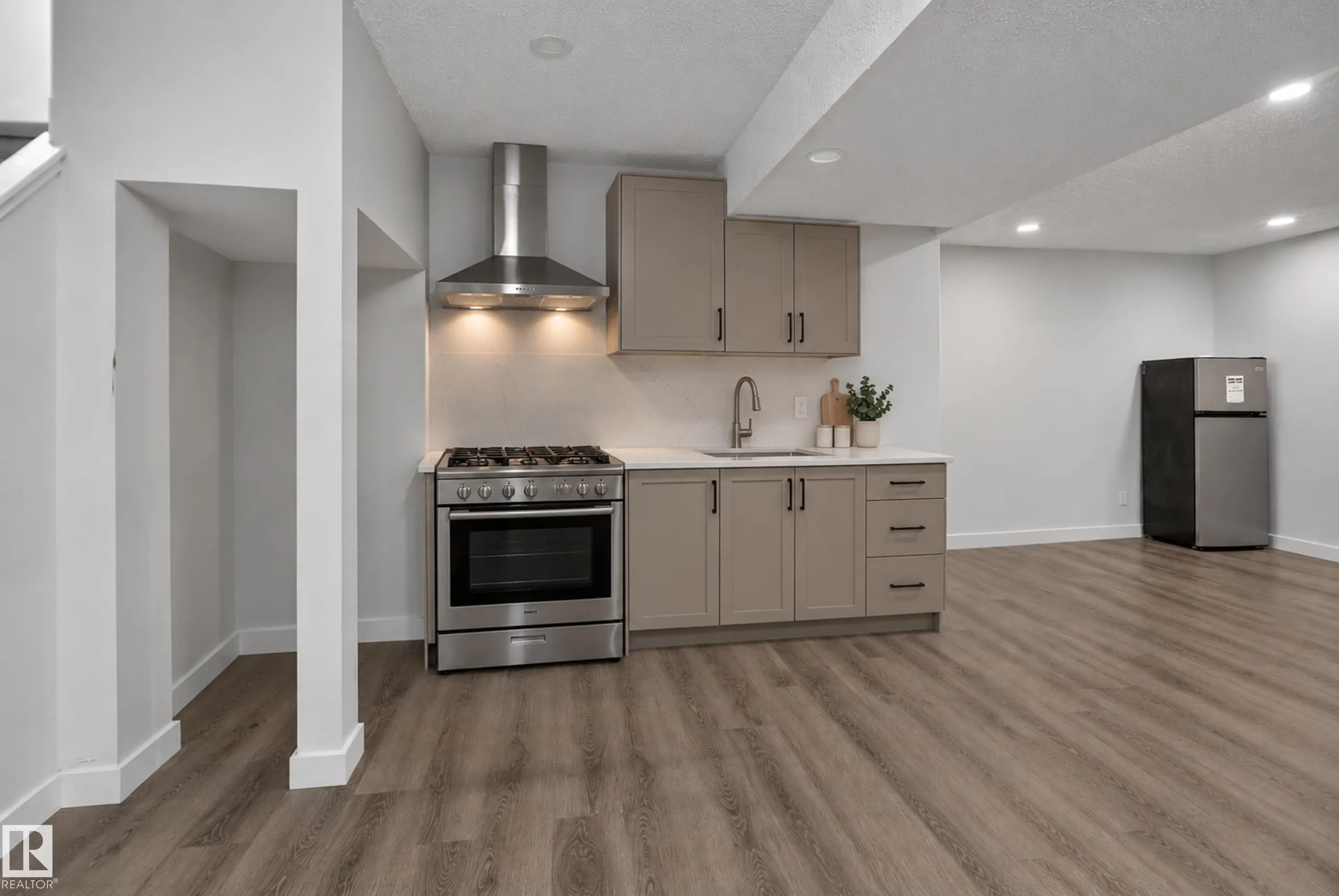 67 HENRY Avenue