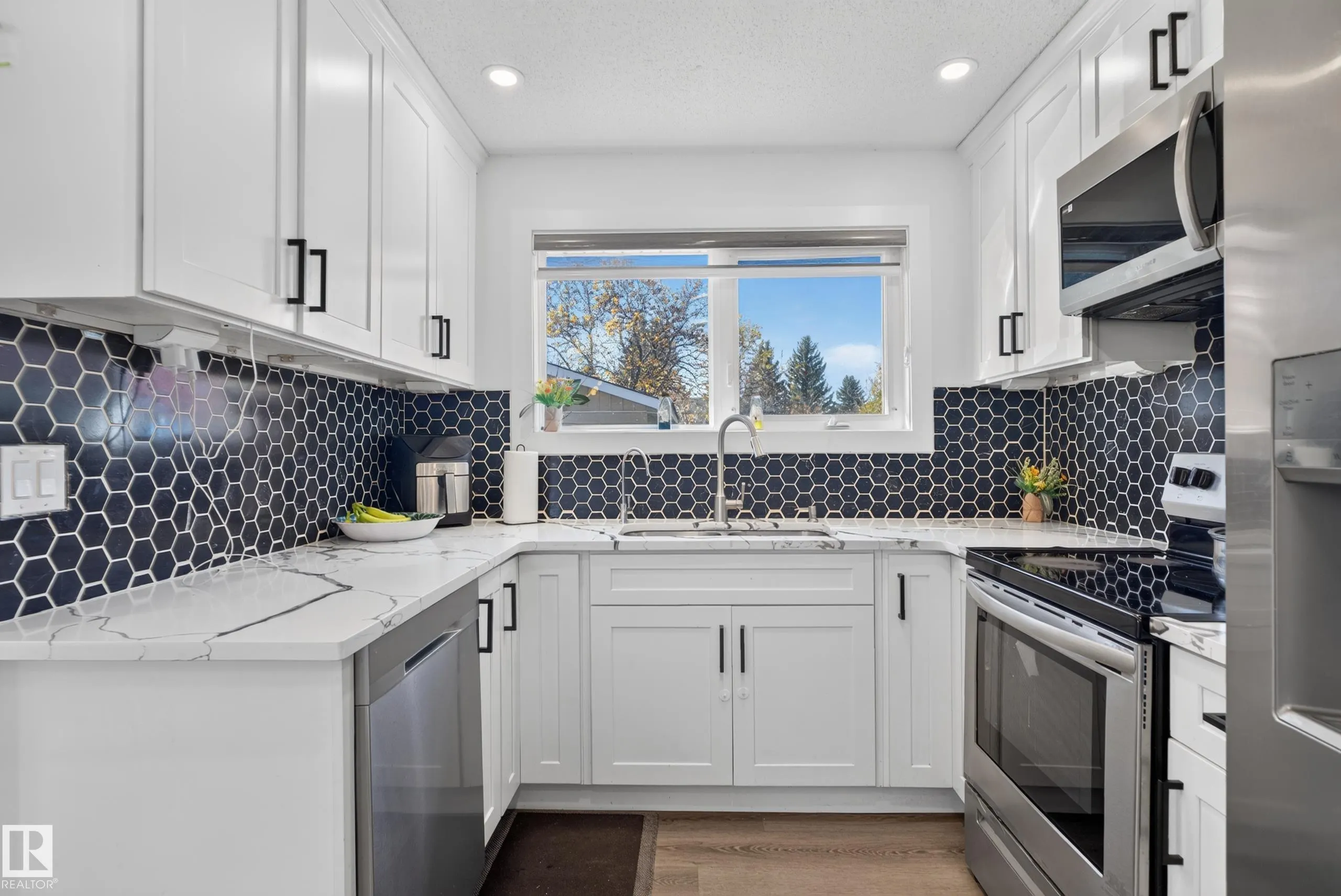 67 HENRY Avenue