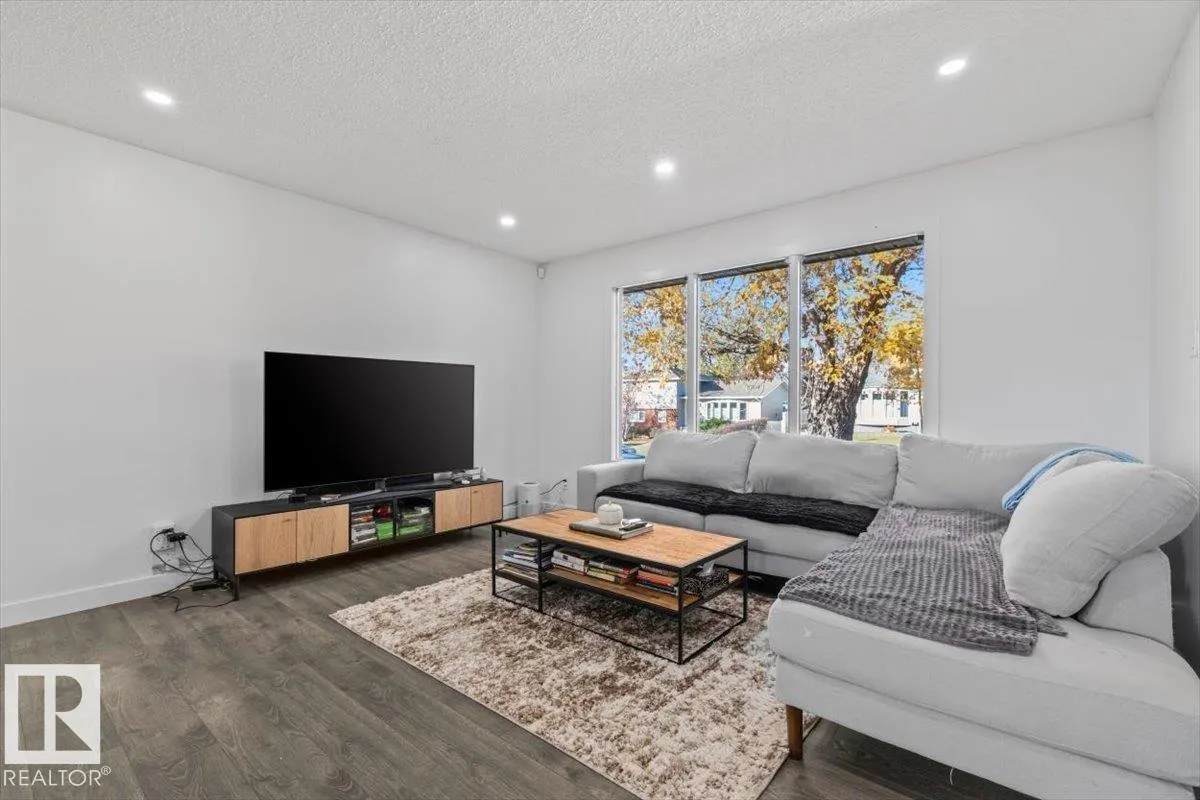 42 GLENGARRY Crescent