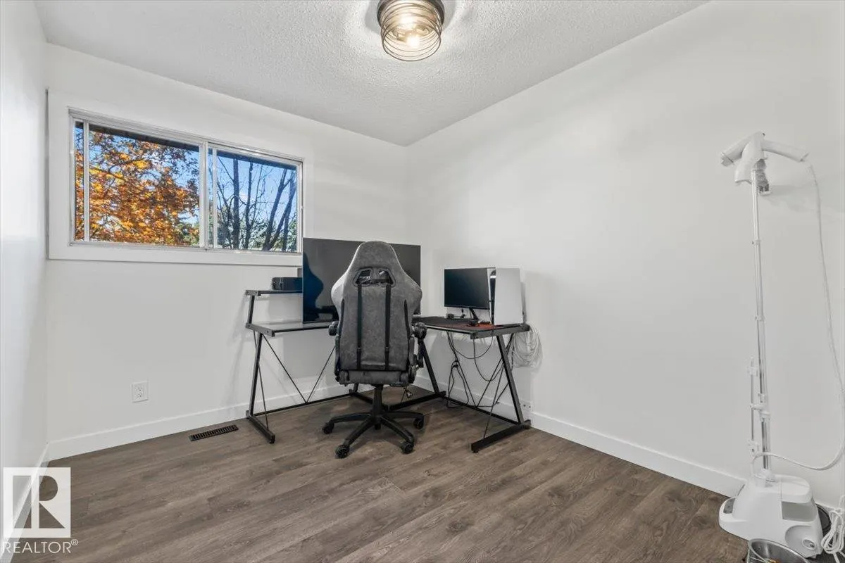 42 GLENGARRY Crescent