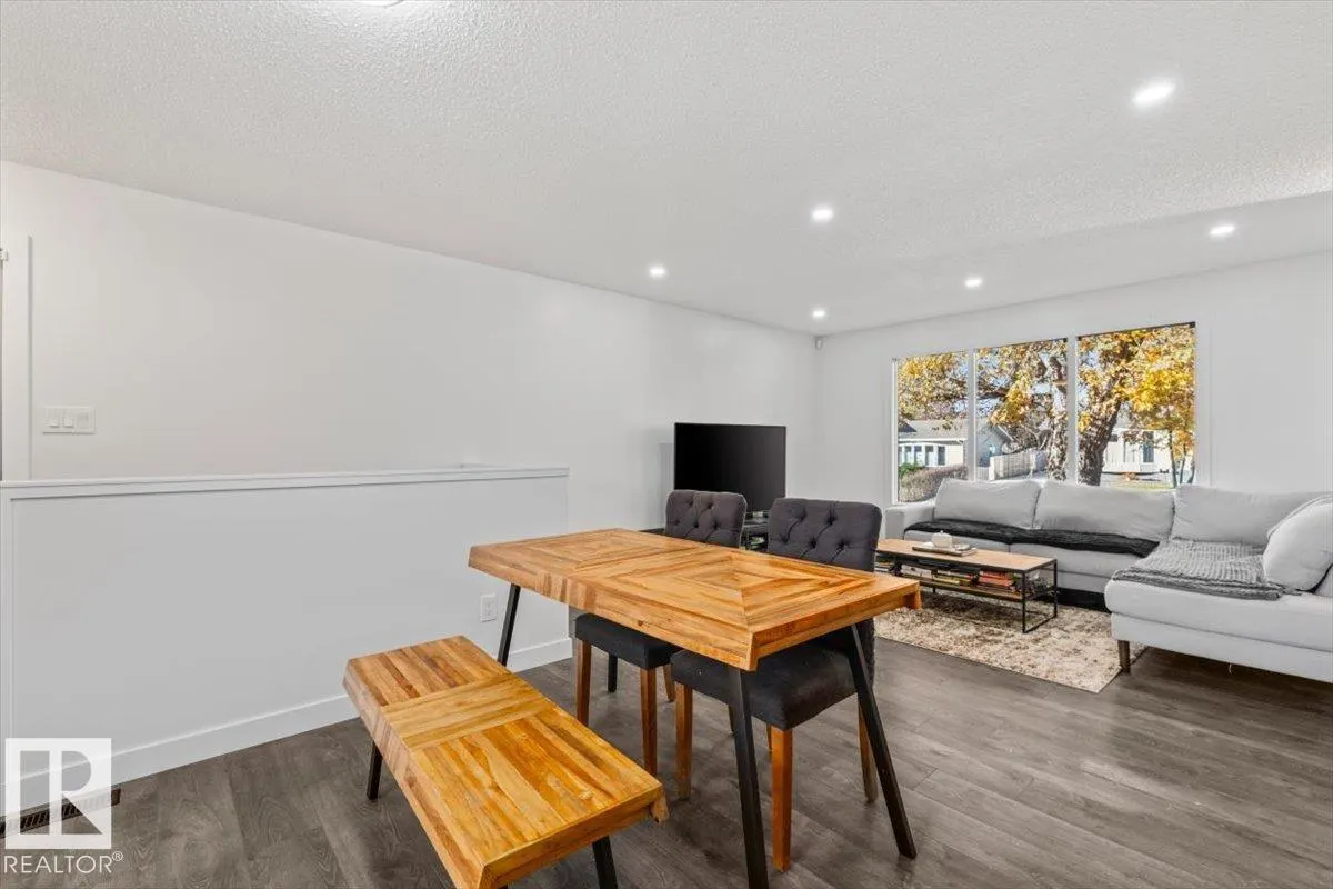 42 GLENGARRY Crescent