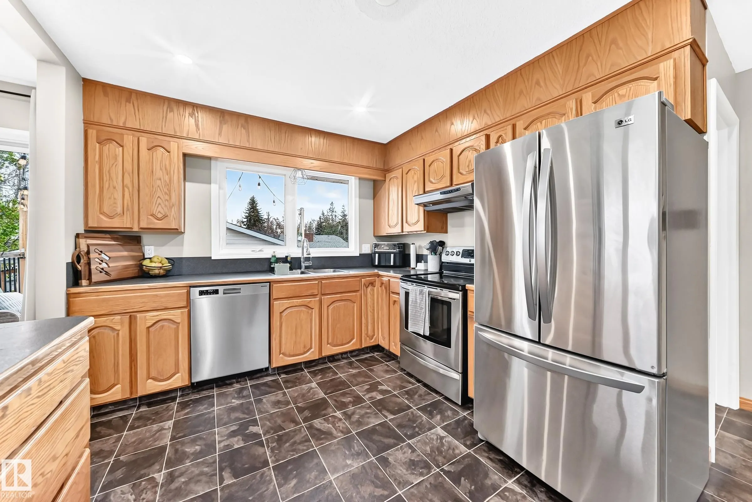 87 WAVERLEY Crescent