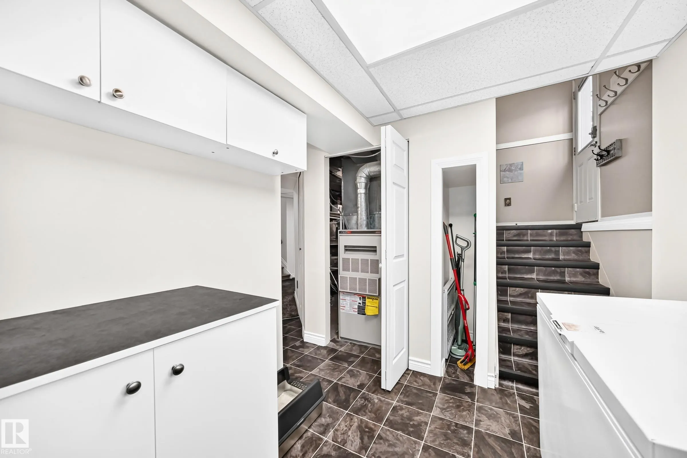 87 WAVERLEY Crescent