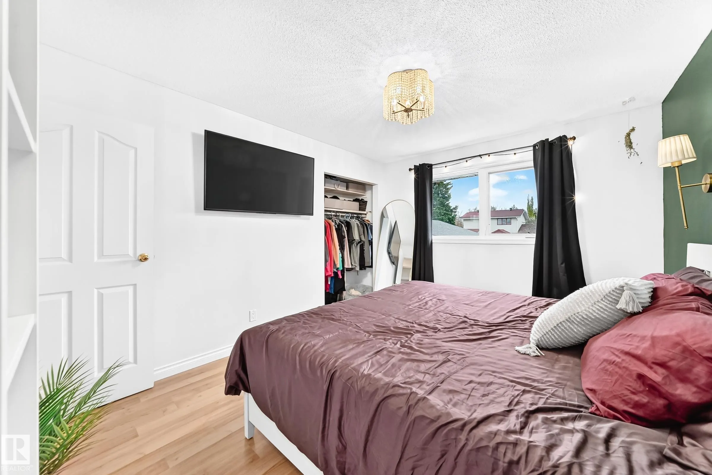 87 WAVERLEY Crescent