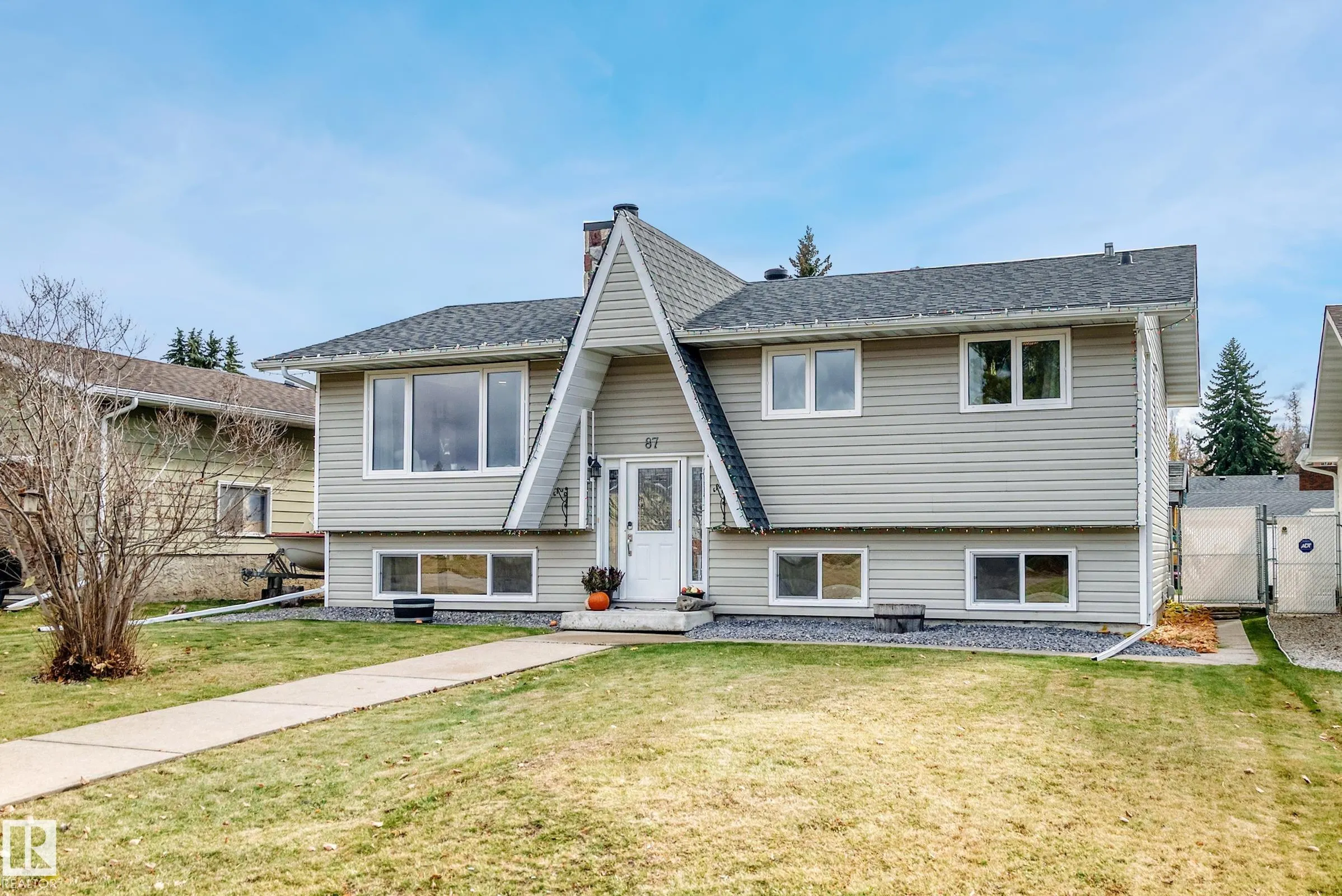 87 WAVERLEY Crescent