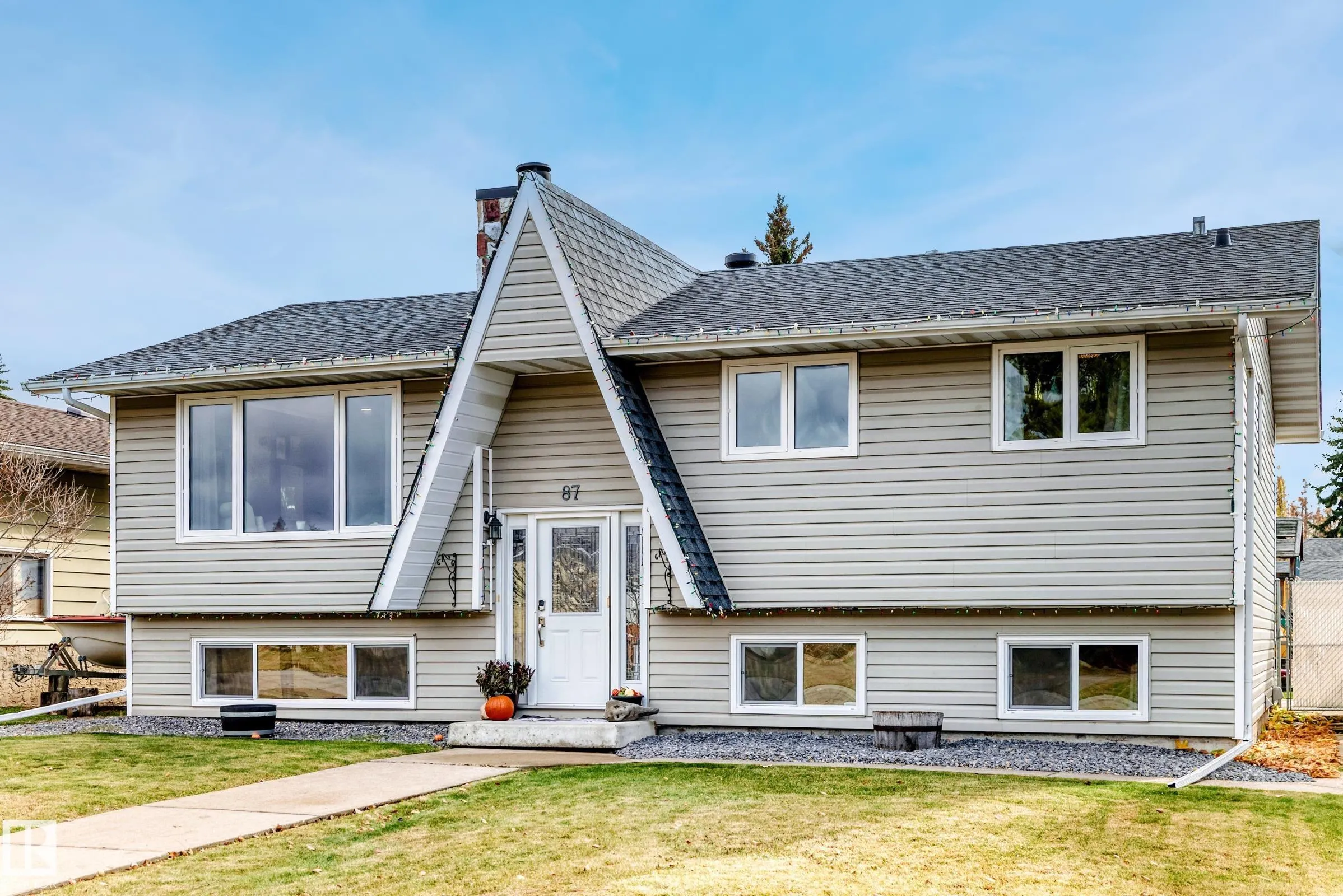 87 WAVERLEY Crescent