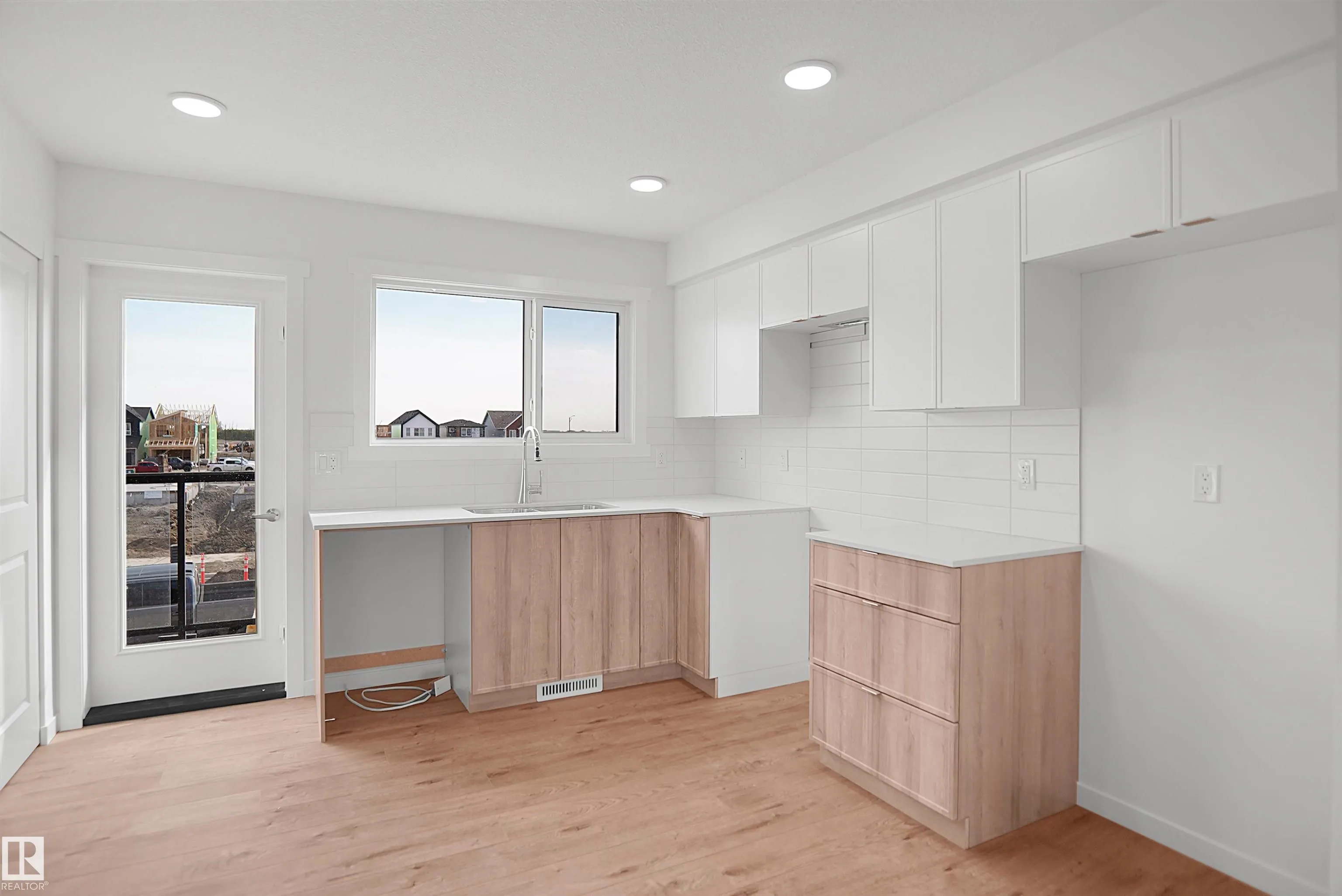 5172 River's Edge Way