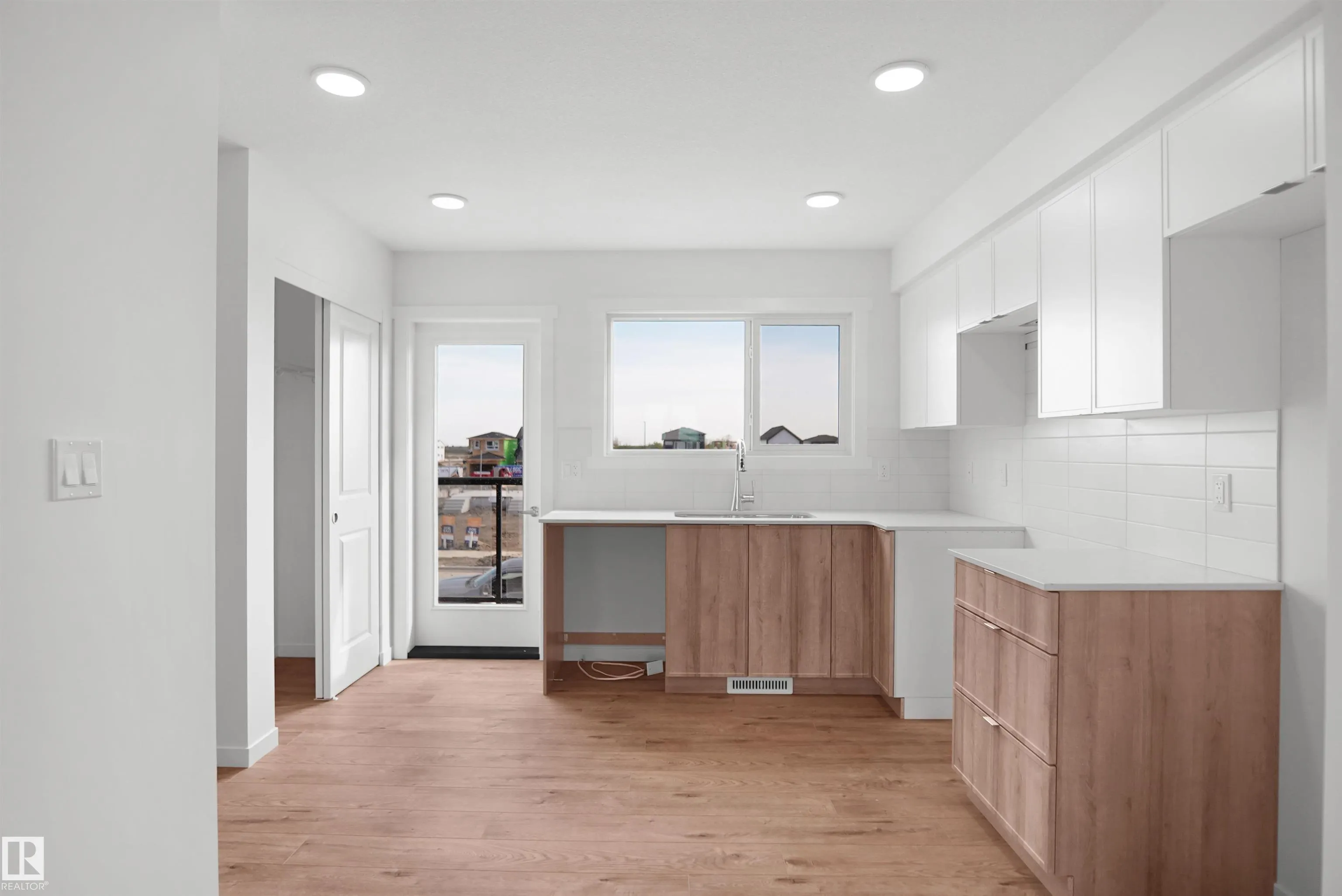 5172 River's Edge Way