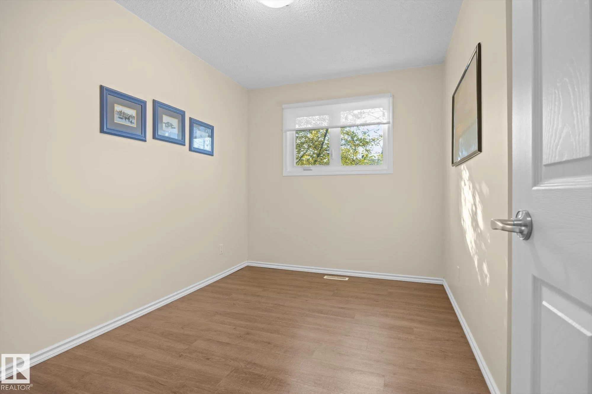 15 FALCON Crescent