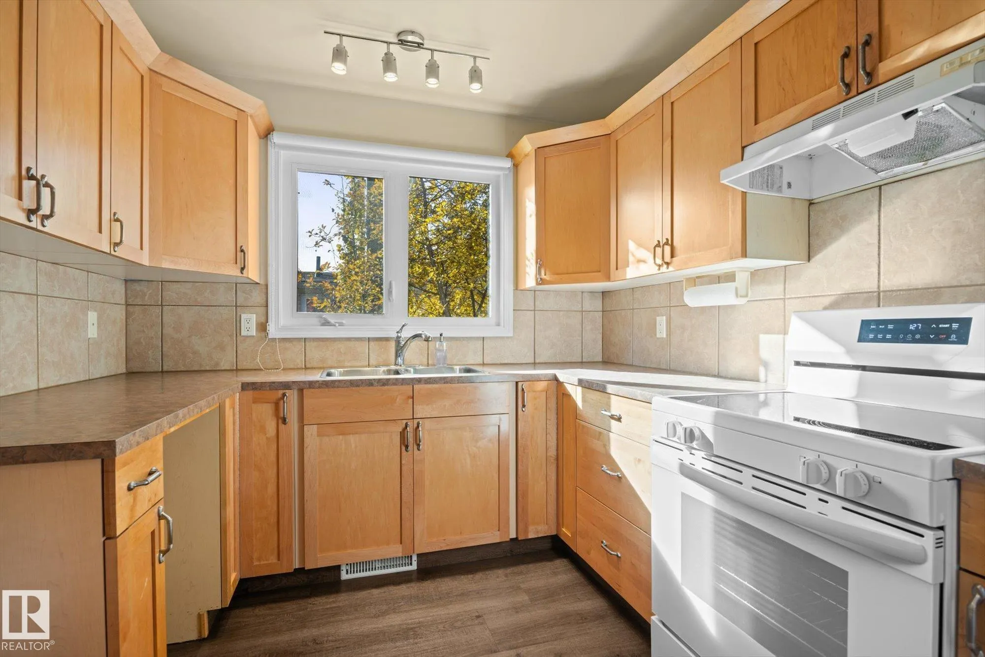 15 FALCON Crescent