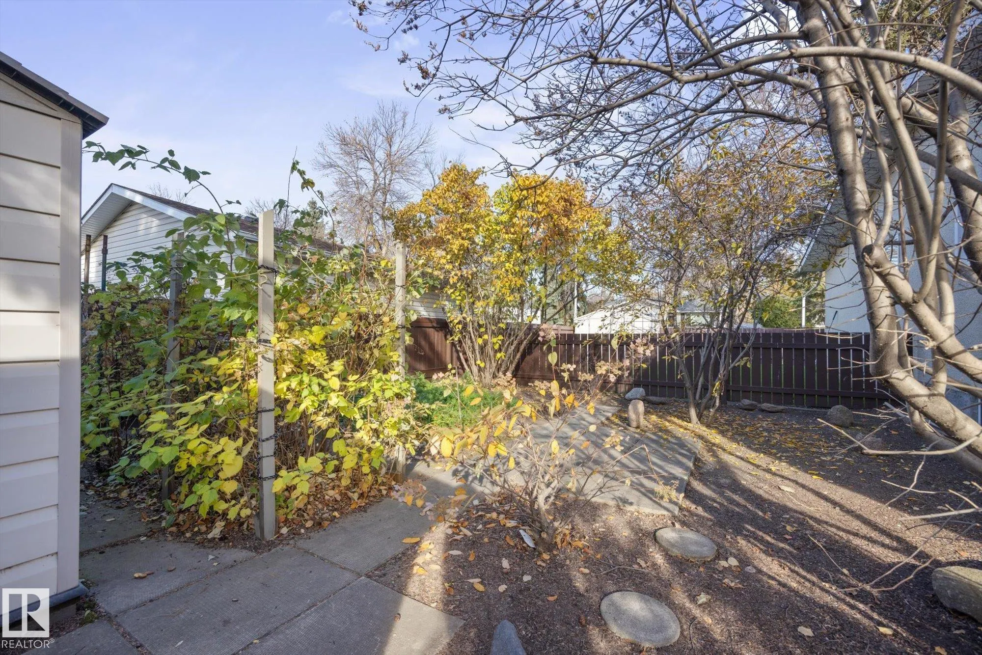 15 FALCON Crescent