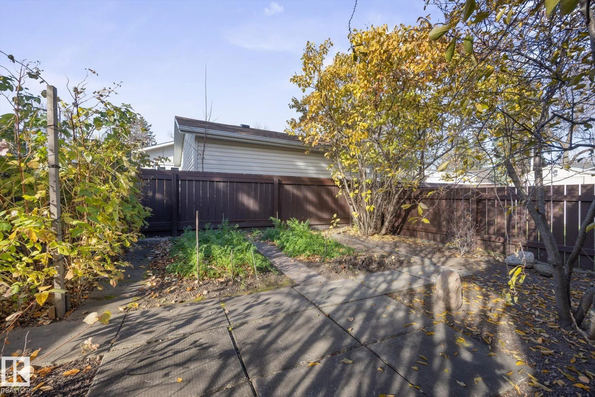 15 FALCON Crescent