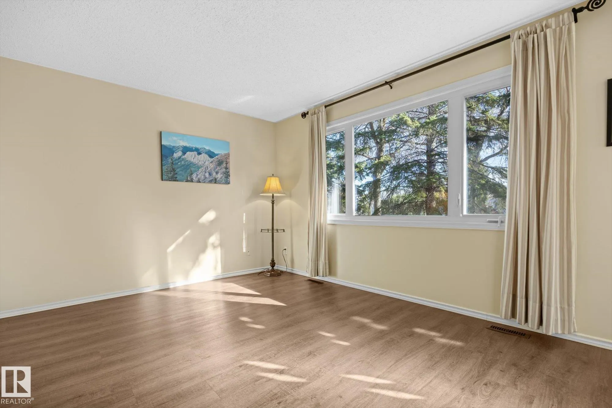15 FALCON Crescent