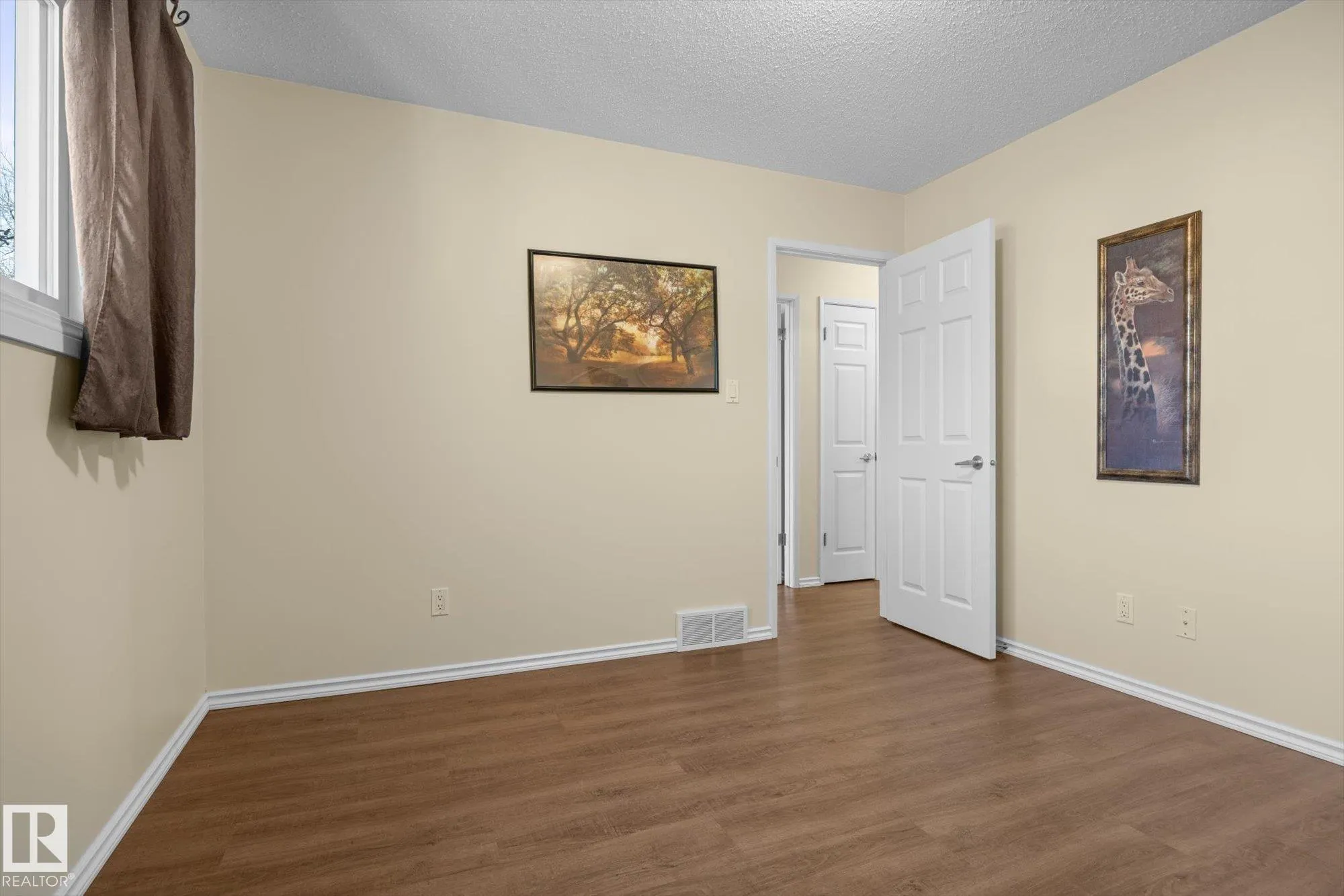 15 FALCON Crescent