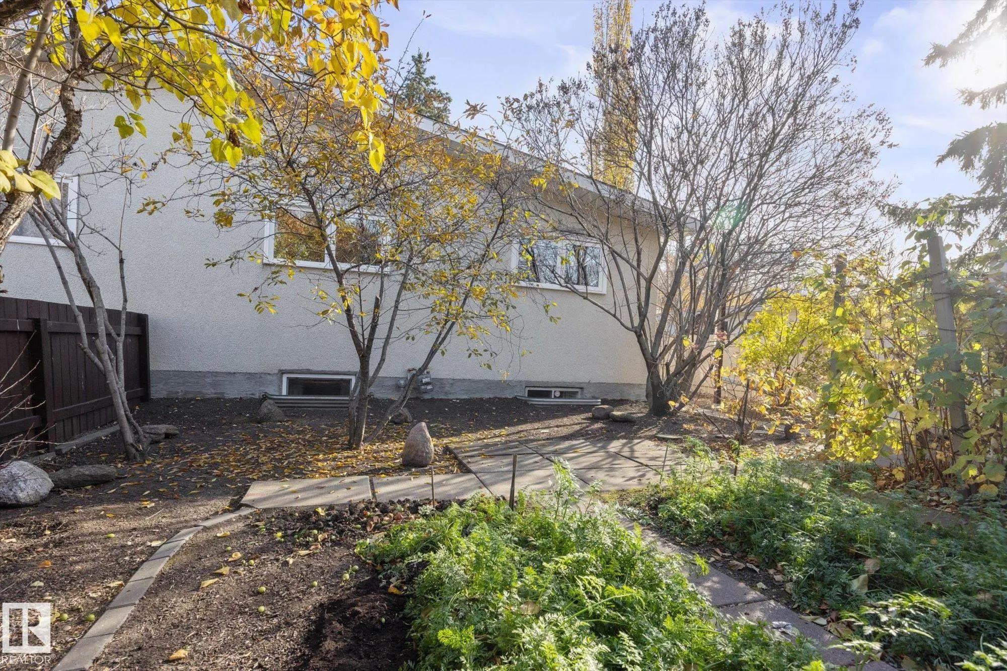 15 FALCON Crescent