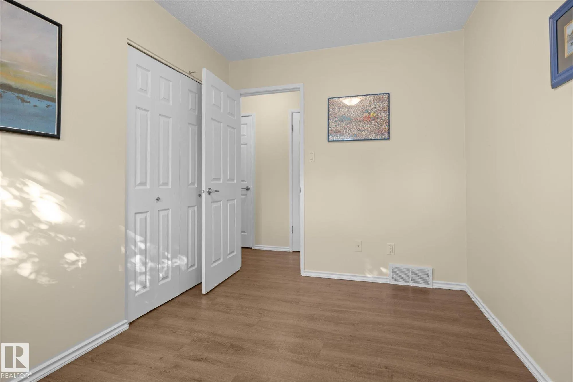 15 FALCON Crescent