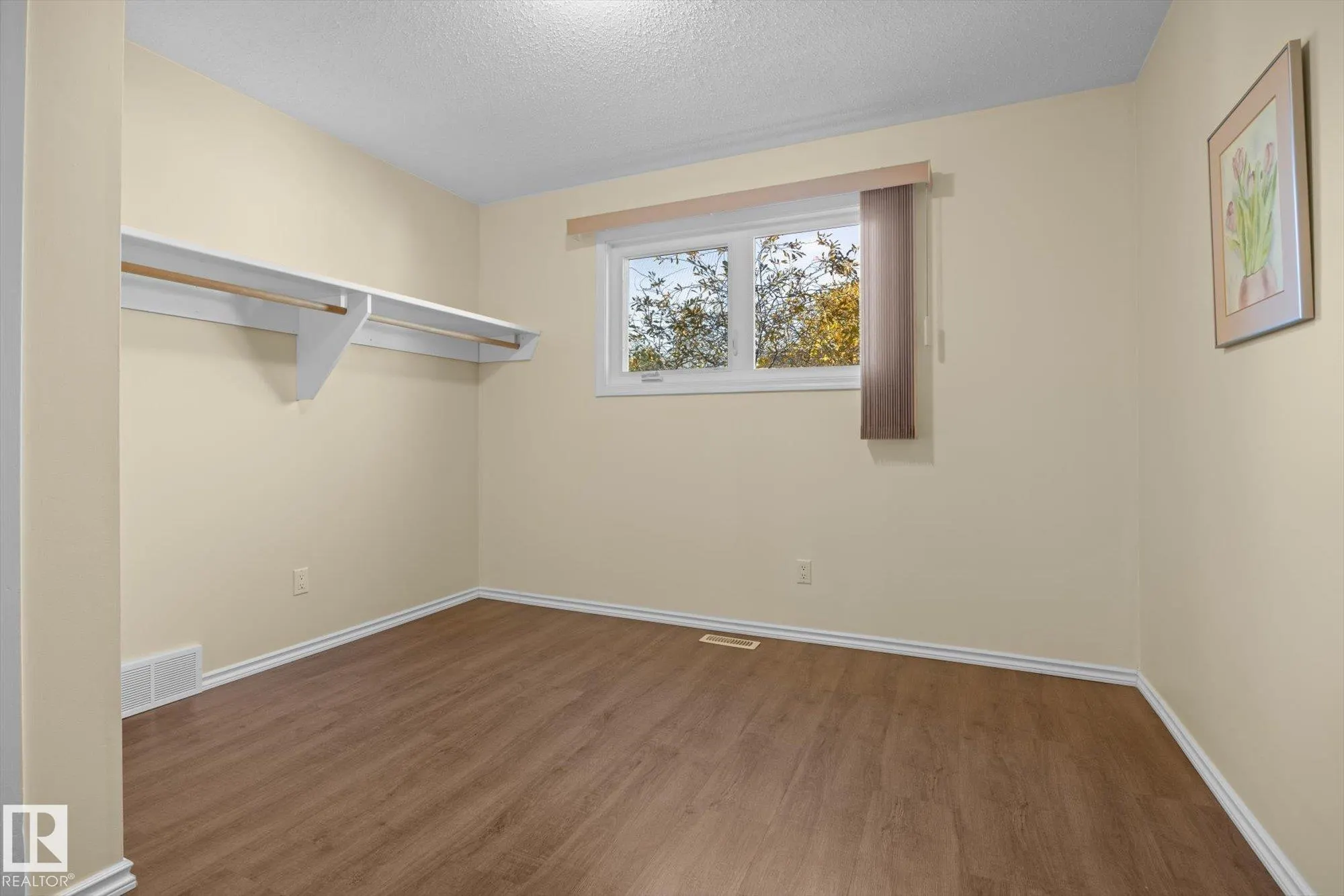 15 FALCON Crescent