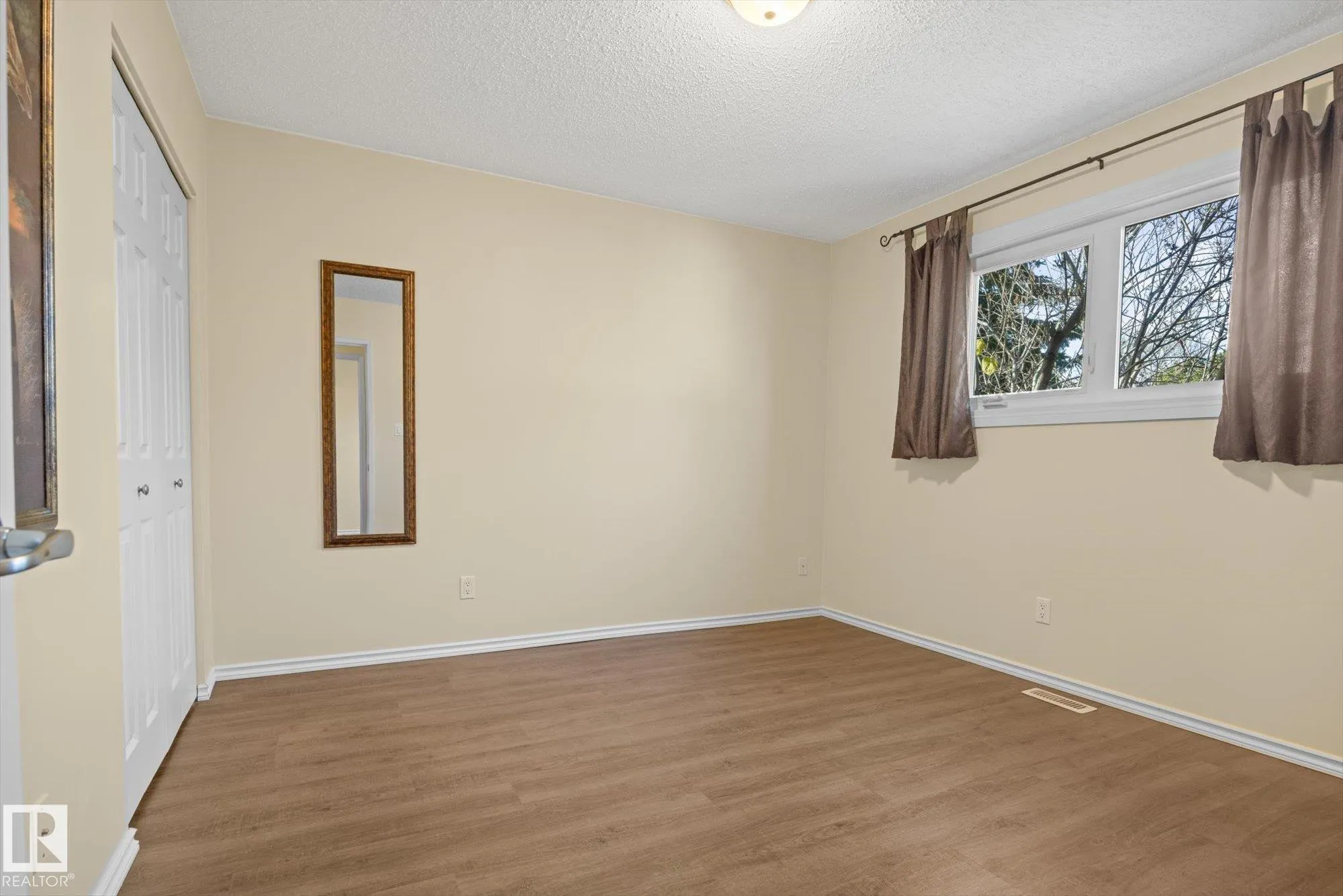 15 FALCON Crescent