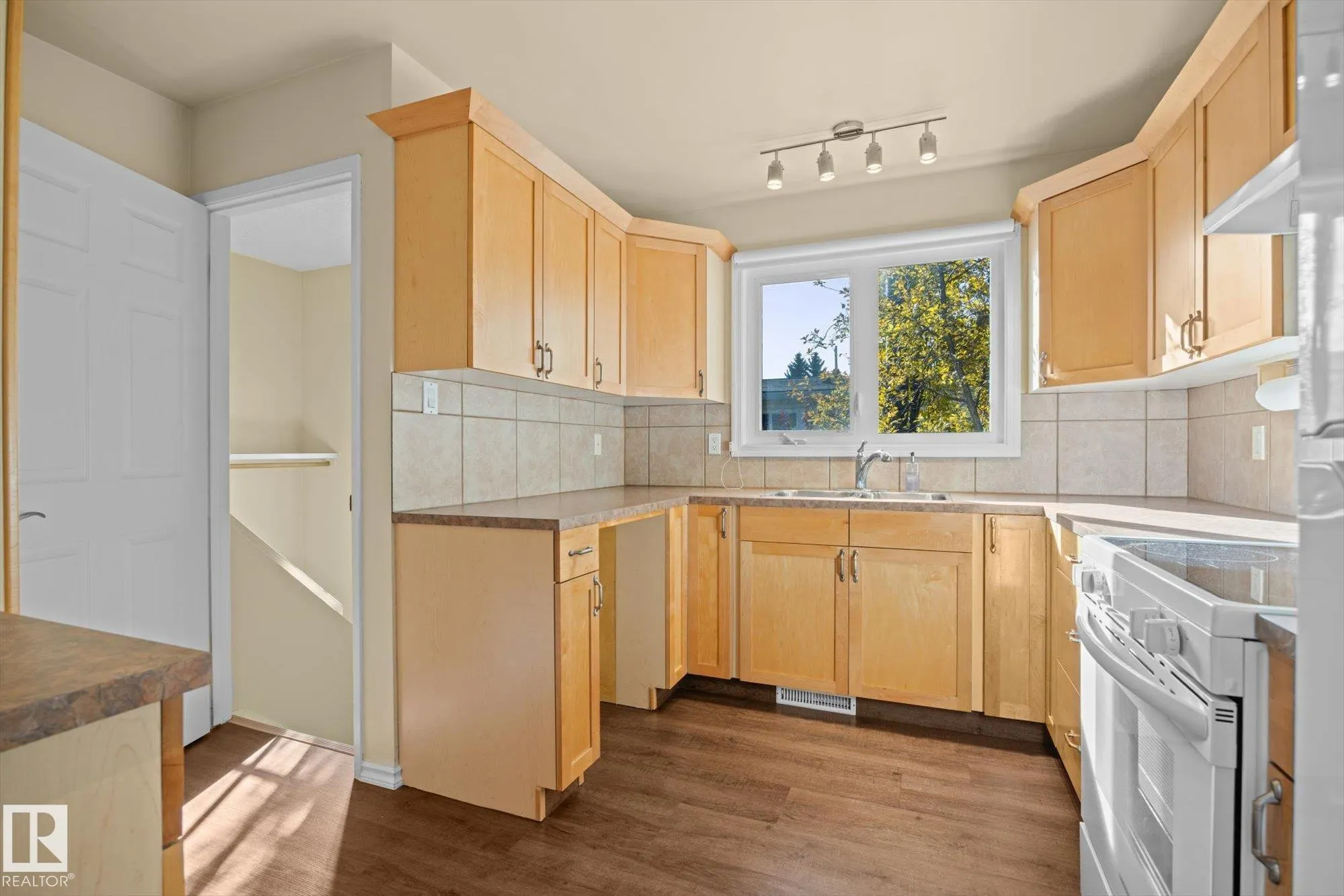 15 FALCON Crescent