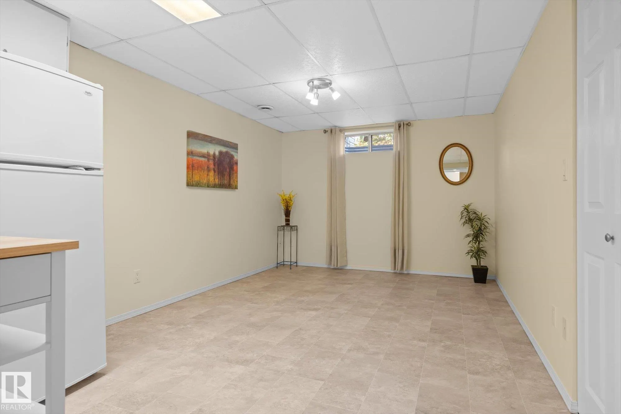15 FALCON Crescent