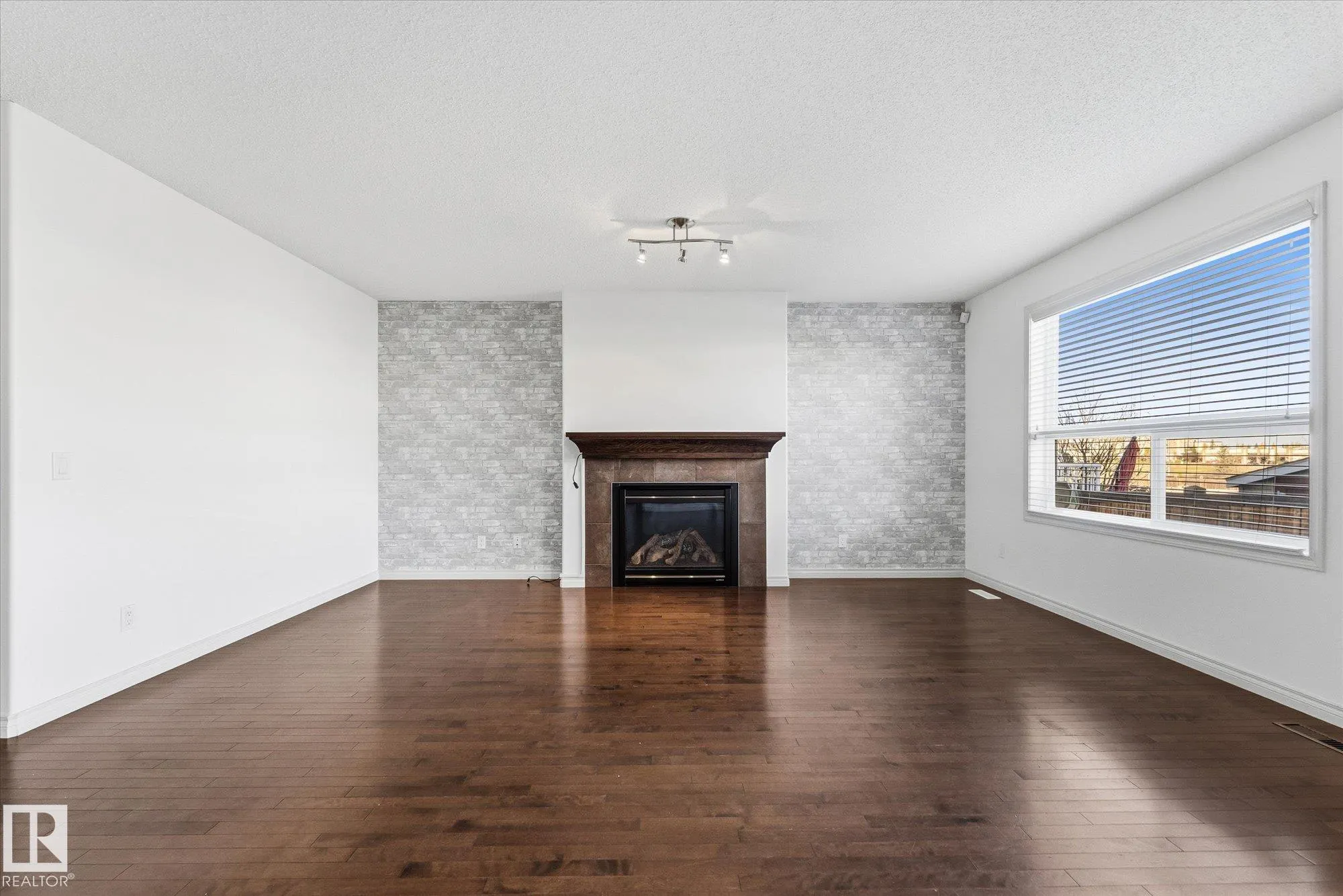 217 SILVERSTONE Crescent