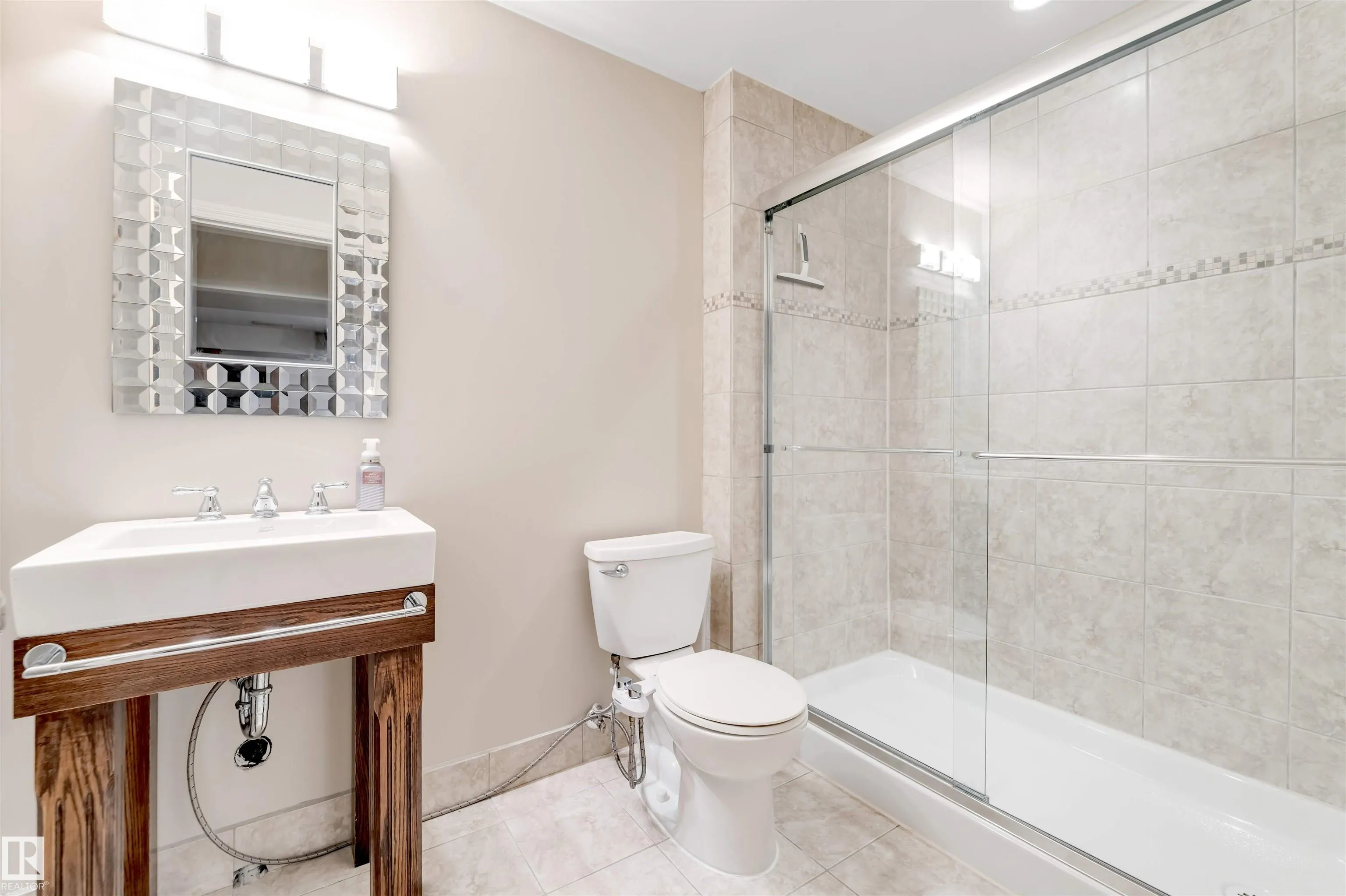 125 Coloniale Way