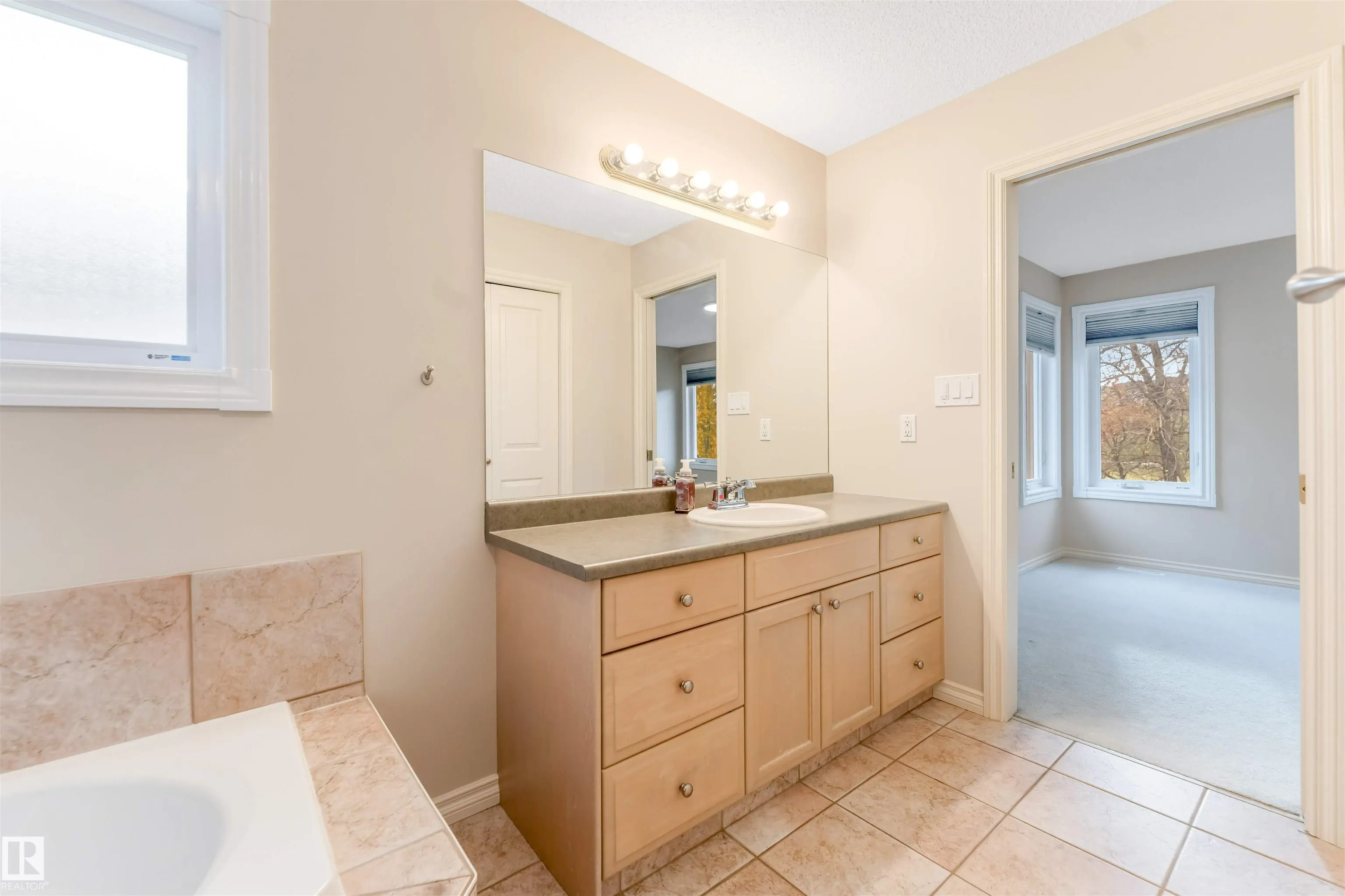 125 Coloniale Way