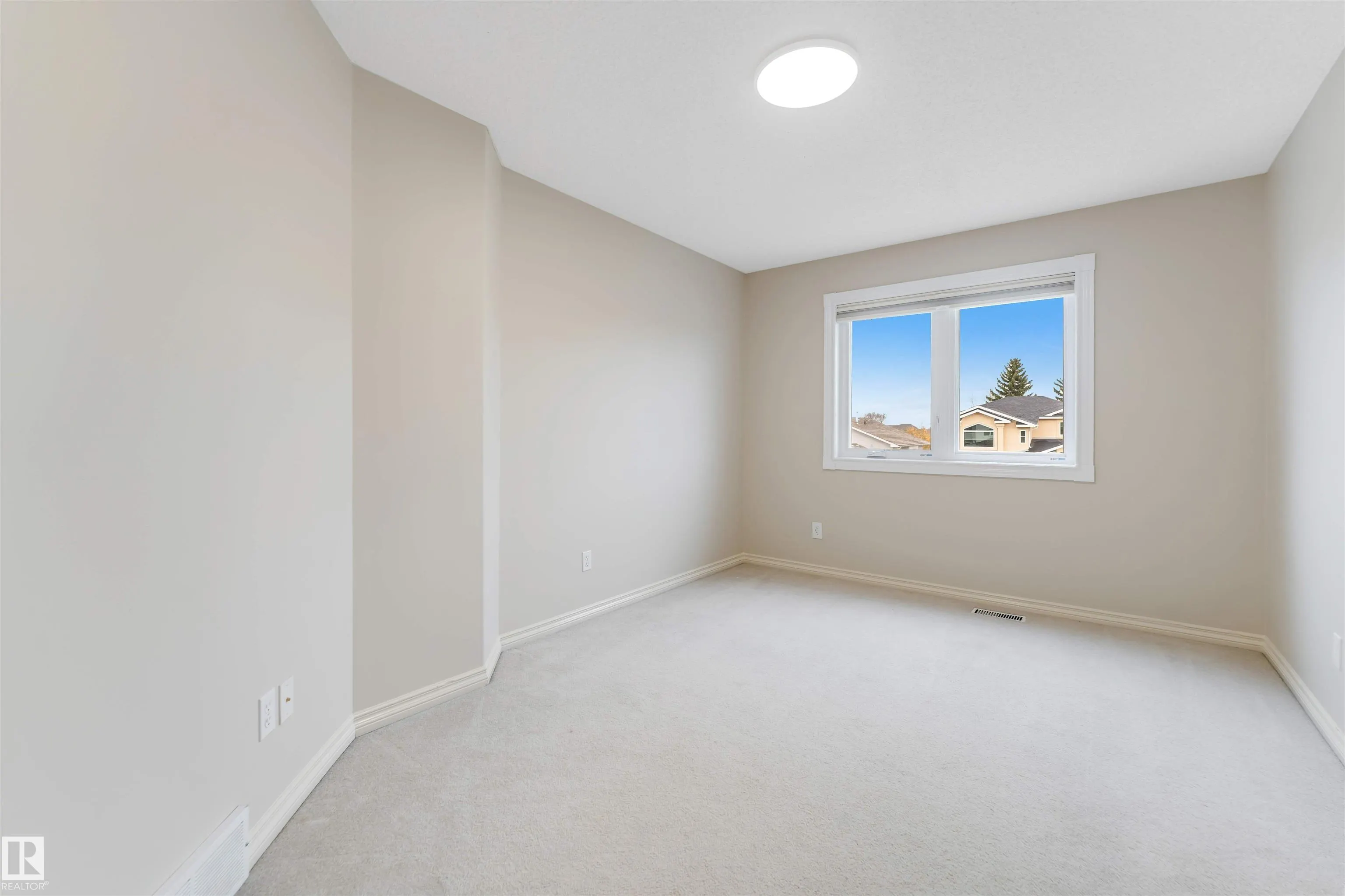 125 Coloniale Way