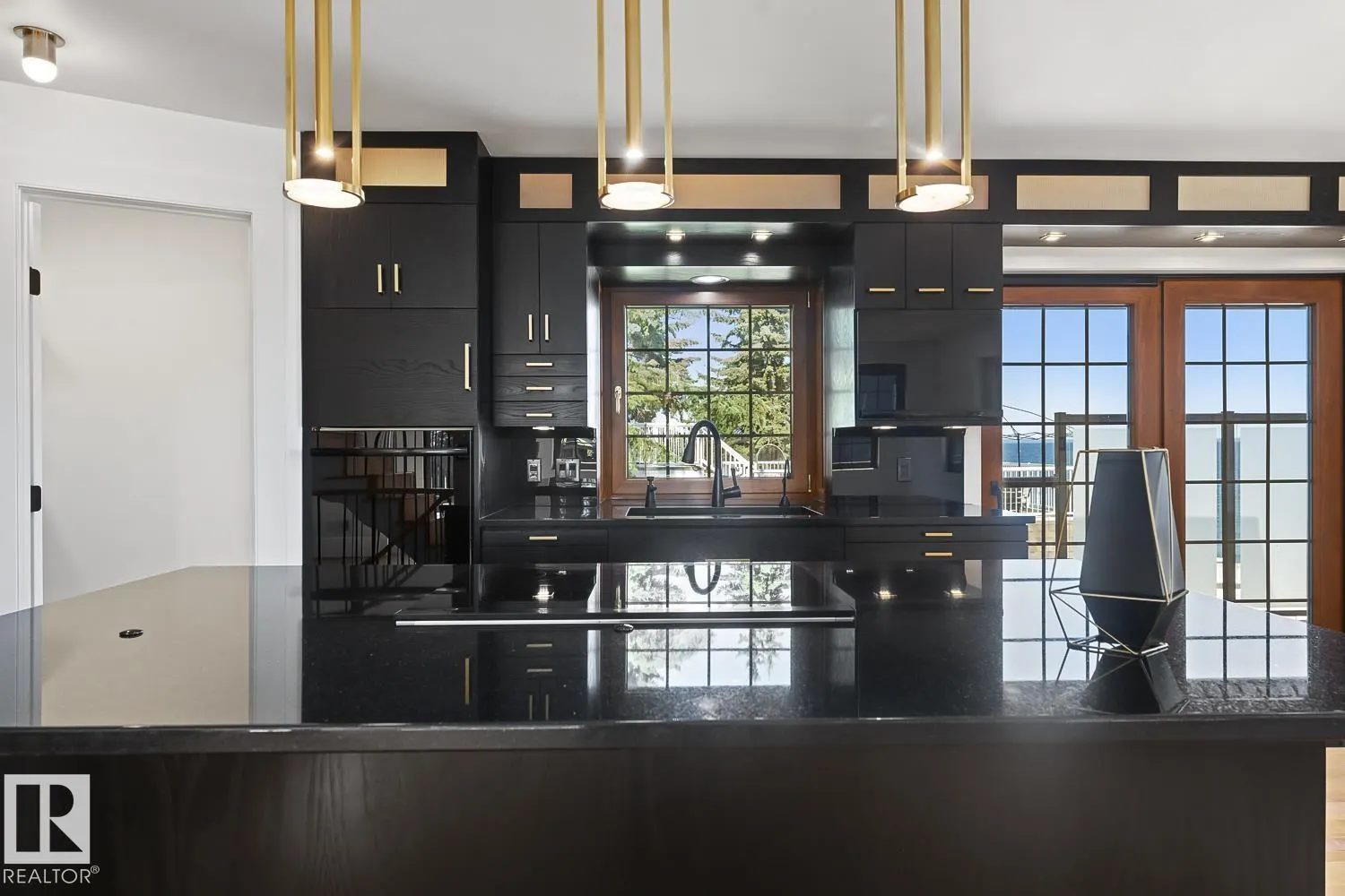 305 LAKESHORE Drive