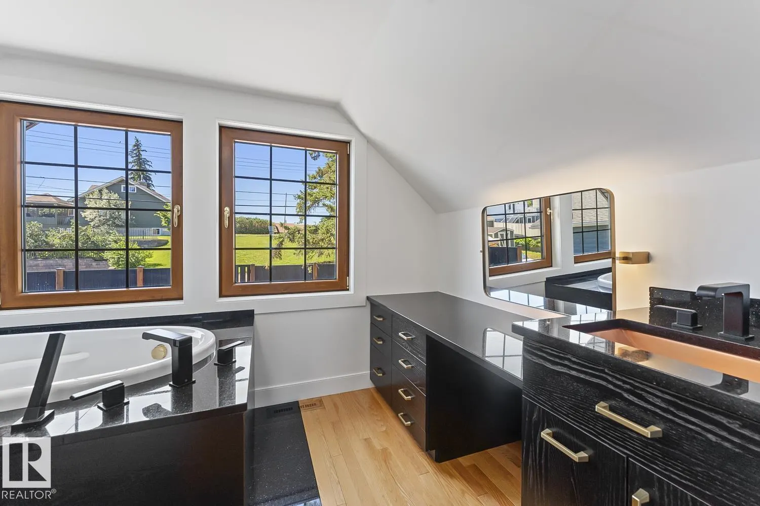 305 LAKESHORE Drive