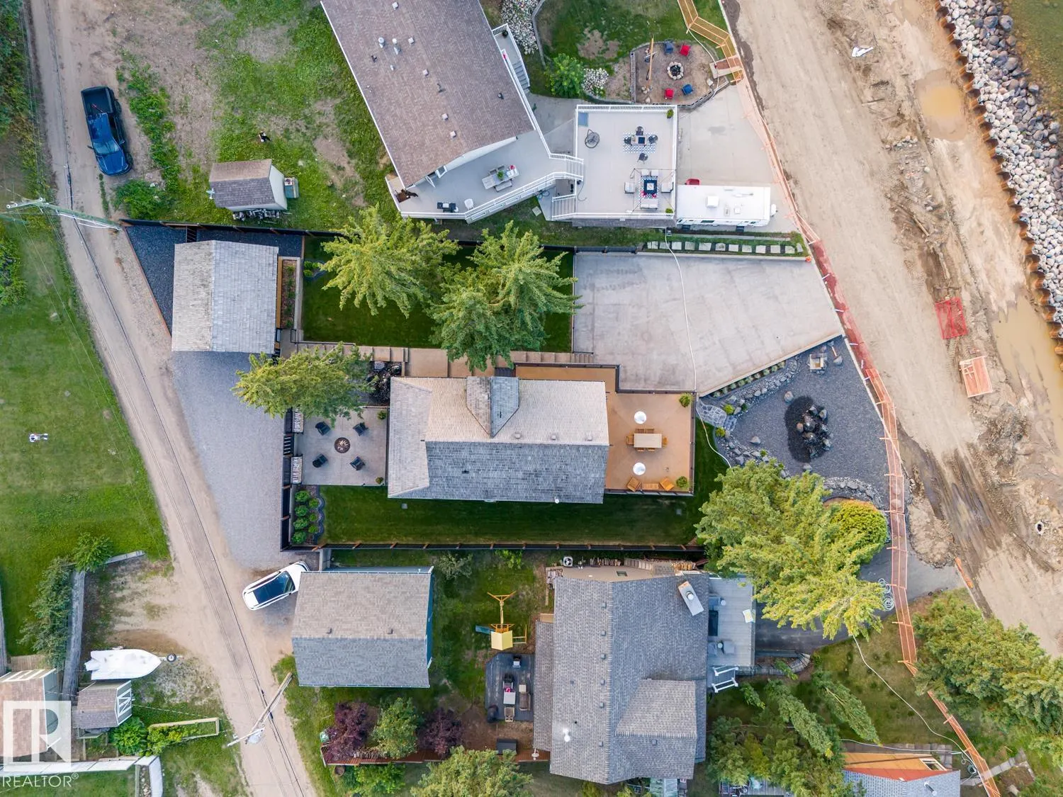 305 LAKESHORE Drive