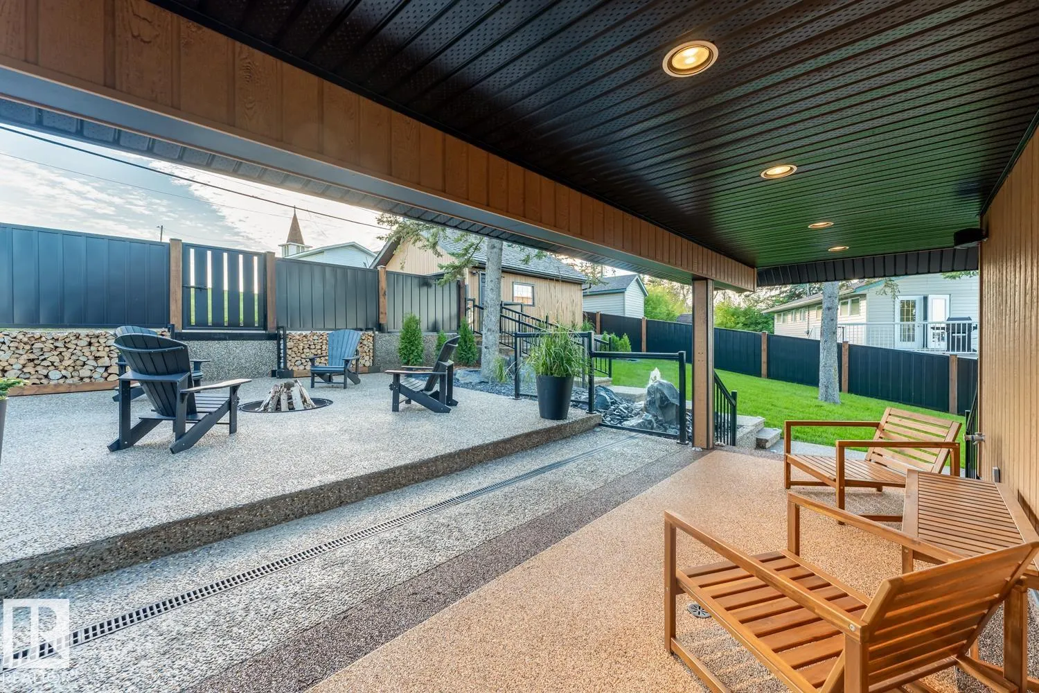 305 LAKESHORE Drive
