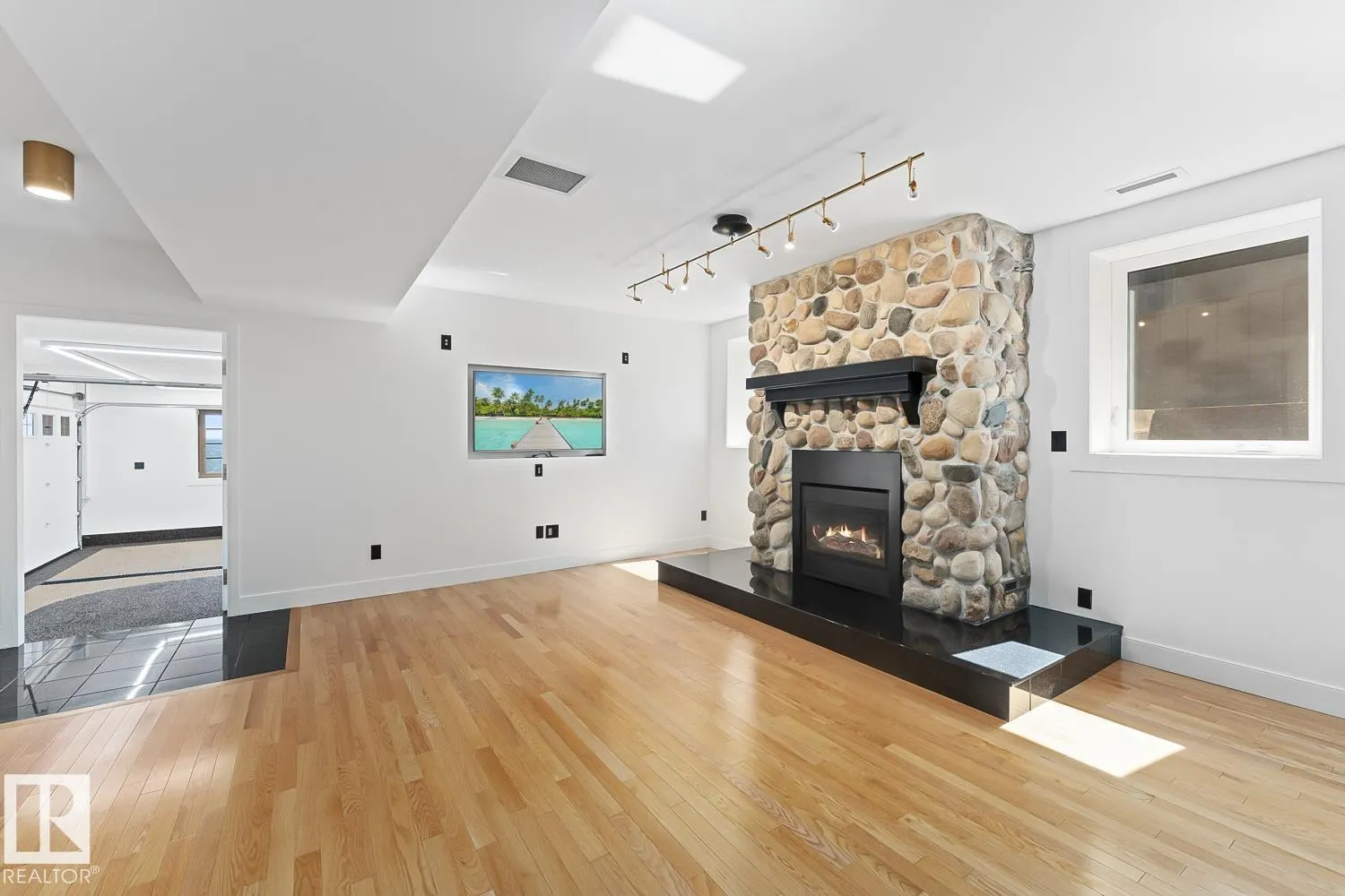 305 LAKESHORE Drive