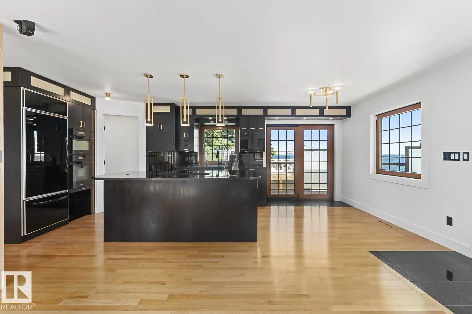 305 LAKESHORE Drive