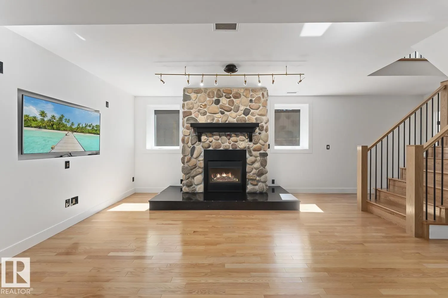 305 LAKESHORE Drive